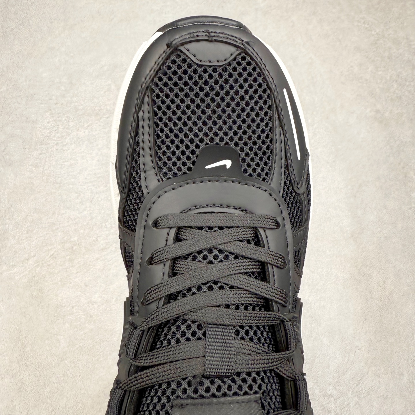 图片[4]-NK V2K Runtekk 减震防滑低帮 复古老爹鞋跑步鞋 FD0376-001 鞋款被命名为 Runtekk 设计上借鉴了 2000 年的跑鞋风格 配色上以金属银为主调 简练又有复古运动气质 材质上使用大面积网眼、皮革、TPU 组成 支撑和透气性肯定不错 中底处由 Cushlon 泡绵打造 保证在压马路时可以提供优秀脚感 并通过一手做旧氧化效果突出复古感 中底造型很容易让大家联想到巴黎世家3XL 增高效果同样不能忽视 尺码：36 36.5 37.5 38 38.5 39 40 40.5 41 42 42.5 43 44 44.5 45-选品中心