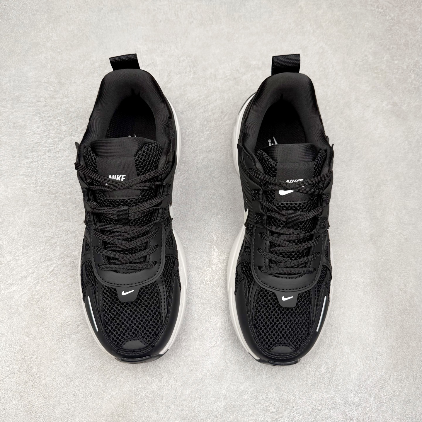 图片[2]-NK V2K Runtekk 减震防滑低帮 复古老爹鞋跑步鞋 FD0376-001 鞋款被命名为 Runtekk 设计上借鉴了 2000 年的跑鞋风格 配色上以金属银为主调 简练又有复古运动气质 材质上使用大面积网眼、皮革、TPU 组成 支撑和透气性肯定不错 中底处由 Cushlon 泡绵打造 保证在压马路时可以提供优秀脚感 并通过一手做旧氧化效果突出复古感 中底造型很容易让大家联想到巴黎世家3XL 增高效果同样不能忽视 尺码：36 36.5 37.5 38 38.5 39 40 40.5 41 42 42.5 43 44 44.5 45-选品中心