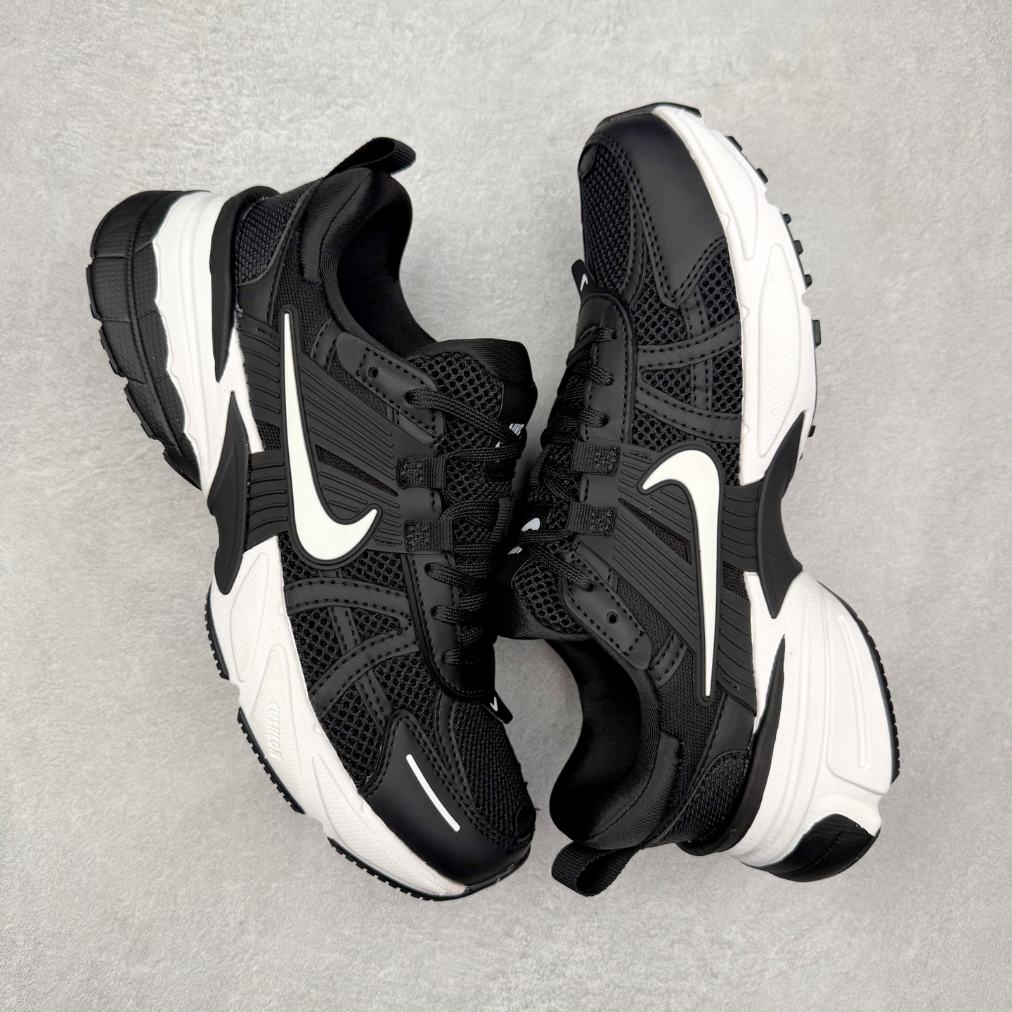 图片[3]-NK V2K Runtekk 减震防滑低帮 复古老爹鞋跑步鞋 FD0376-001 鞋款被命名为 Runtekk 设计上借鉴了 2000 年的跑鞋风格 配色上以金属银为主调 简练又有复古运动气质 材质上使用大面积网眼、皮革、TPU 组成 支撑和透气性肯定不错 中底处由 Cushlon 泡绵打造 保证在压马路时可以提供优秀脚感 并通过一手做旧氧化效果突出复古感 中底造型很容易让大家联想到巴黎世家3XL 增高效果同样不能忽视 尺码：36 36.5 37.5 38 38.5 39 40 40.5 41 42 42.5 43 44 44.5 45-选品中心