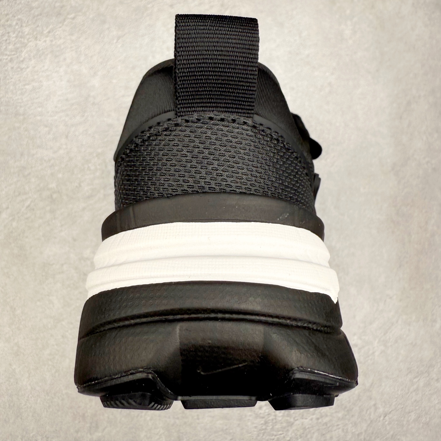 图片[8]-NK V2K Runtekk 减震防滑低帮 复古老爹鞋跑步鞋 FD0376-001 鞋款被命名为 Runtekk 设计上借鉴了 2000 年的跑鞋风格 配色上以金属银为主调 简练又有复古运动气质 材质上使用大面积网眼、皮革、TPU 组成 支撑和透气性肯定不错 中底处由 Cushlon 泡绵打造 保证在压马路时可以提供优秀脚感 并通过一手做旧氧化效果突出复古感 中底造型很容易让大家联想到巴黎世家3XL 增高效果同样不能忽视 尺码：36 36.5 37.5 38 38.5 39 40 40.5 41 42 42.5 43 44 44.5 45-选品中心