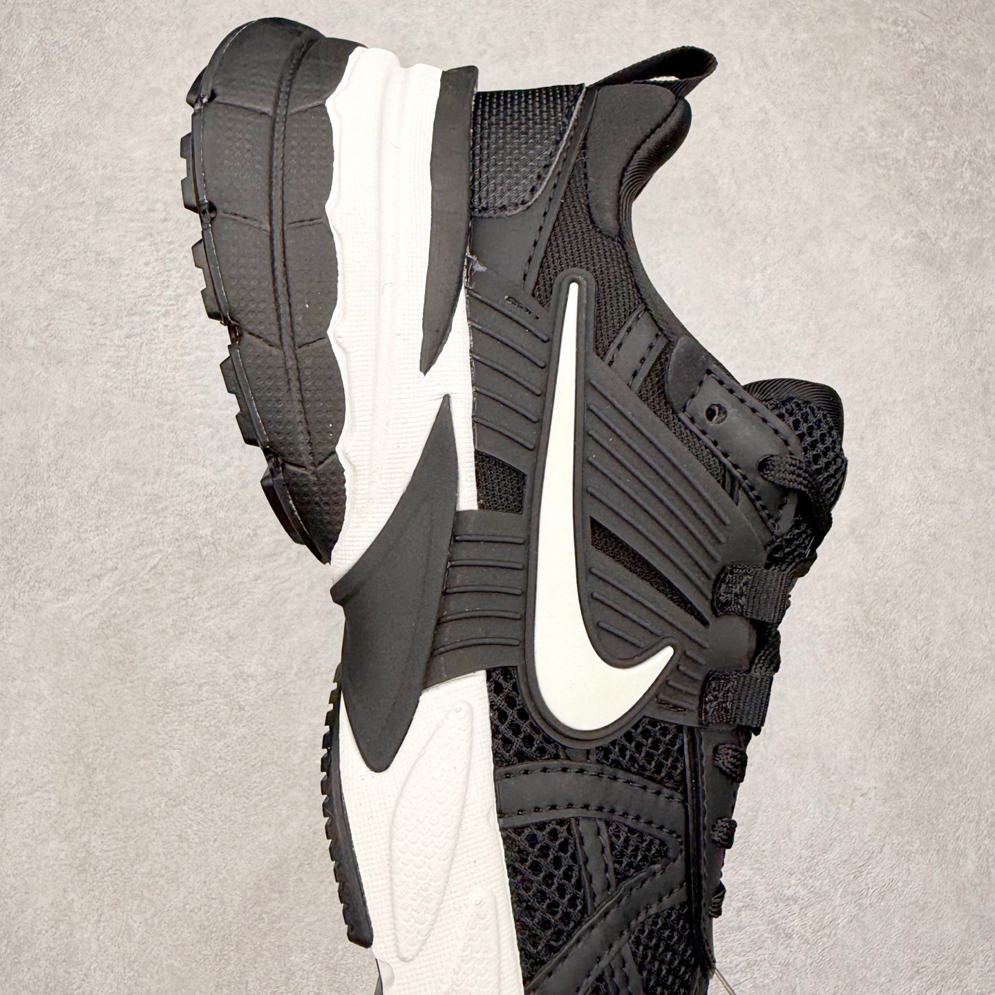 图片[6]-NK V2K Runtekk 减震防滑低帮 复古老爹鞋跑步鞋 FD0376-001 鞋款被命名为 Runtekk 设计上借鉴了 2000 年的跑鞋风格 配色上以金属银为主调 简练又有复古运动气质 材质上使用大面积网眼、皮革、TPU 组成 支撑和透气性肯定不错 中底处由 Cushlon 泡绵打造 保证在压马路时可以提供优秀脚感 并通过一手做旧氧化效果突出复古感 中底造型很容易让大家联想到巴黎世家3XL 增高效果同样不能忽视 尺码：36 36.5 37.5 38 38.5 39 40 40.5 41 42 42.5 43 44 44.5 45-选品中心