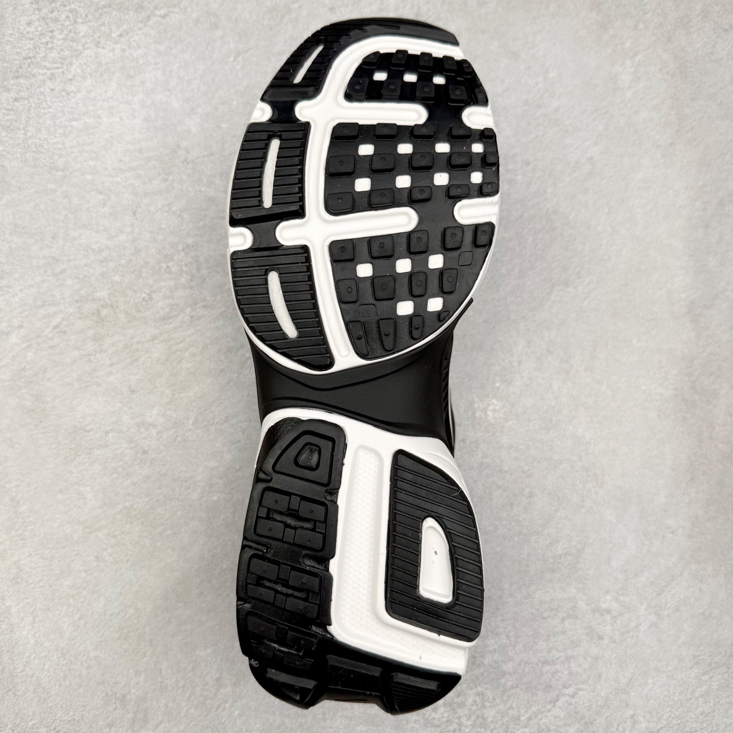 图片[9]-NK V2K Runtekk 减震防滑低帮 复古老爹鞋跑步鞋 FD0376-001 鞋款被命名为 Runtekk 设计上借鉴了 2000 年的跑鞋风格 配色上以金属银为主调 简练又有复古运动气质 材质上使用大面积网眼、皮革、TPU 组成 支撑和透气性肯定不错 中底处由 Cushlon 泡绵打造 保证在压马路时可以提供优秀脚感 并通过一手做旧氧化效果突出复古感 中底造型很容易让大家联想到巴黎世家3XL 增高效果同样不能忽视 尺码：36 36.5 37.5 38 38.5 39 40 40.5 41 42 42.5 43 44 44.5 45-选品中心