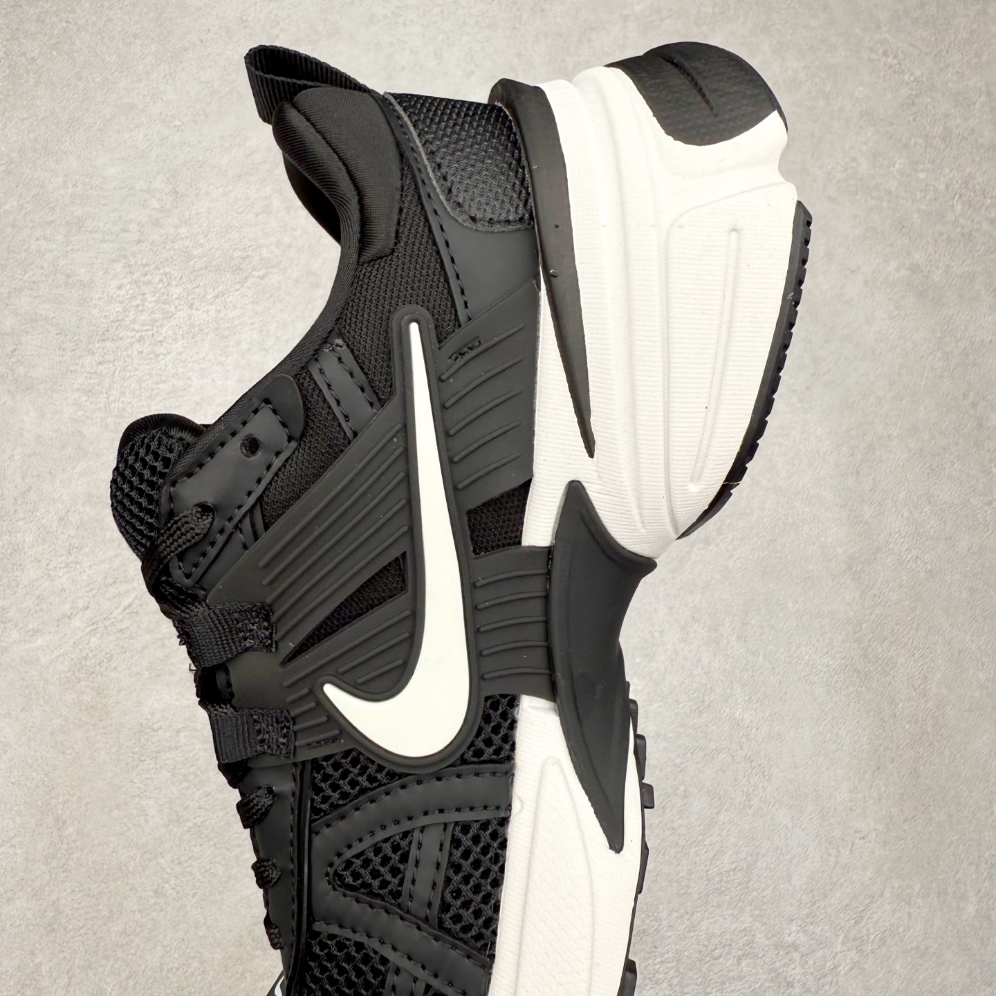 图片[7]-NK V2K Runtekk 减震防滑低帮 复古老爹鞋跑步鞋 FD0376-001 鞋款被命名为 Runtekk 设计上借鉴了 2000 年的跑鞋风格 配色上以金属银为主调 简练又有复古运动气质 材质上使用大面积网眼、皮革、TPU 组成 支撑和透气性肯定不错 中底处由 Cushlon 泡绵打造 保证在压马路时可以提供优秀脚感 并通过一手做旧氧化效果突出复古感 中底造型很容易让大家联想到巴黎世家3XL 增高效果同样不能忽视 尺码：36 36.5 37.5 38 38.5 39 40 40.5 41 42 42.5 43 44 44.5 45-选品中心