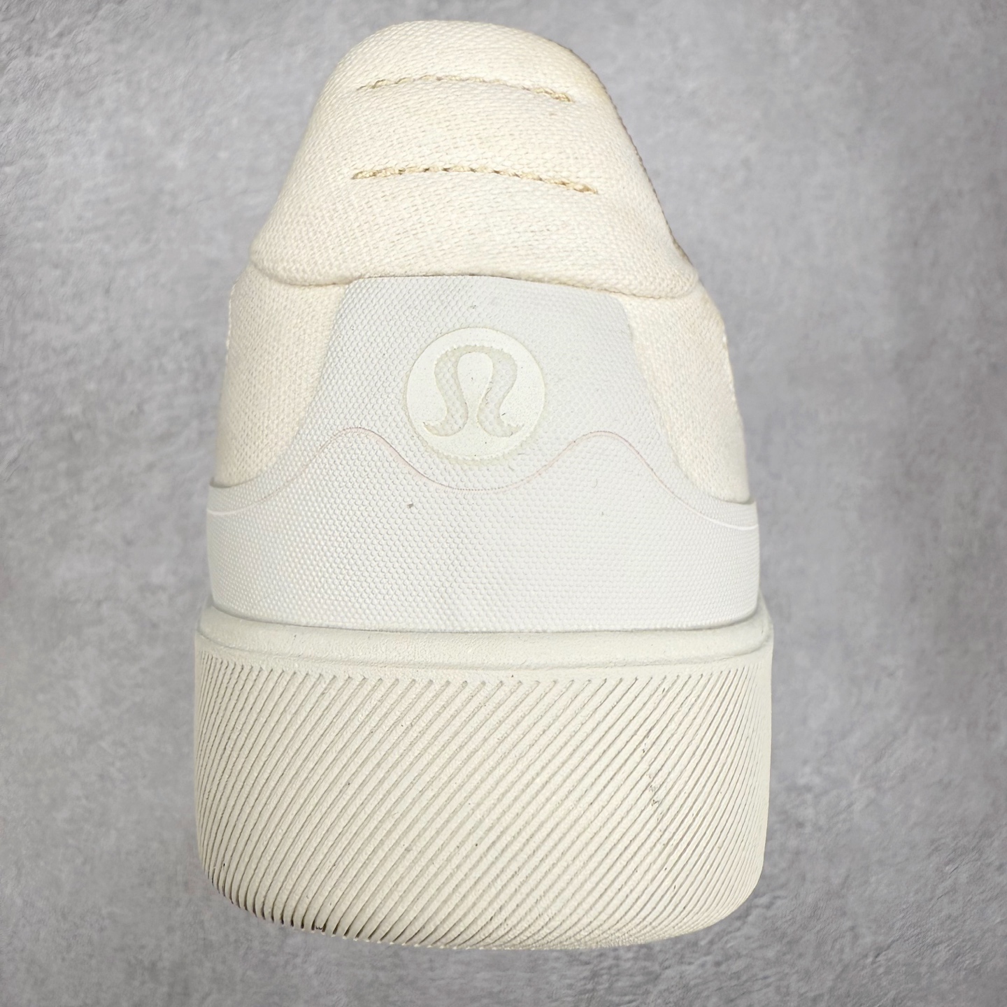 图片[8]-＃GD广顶 lululemon Cityverse 露露乐檬极简主义减震耐磨低帮生活休闲鞋 Cityverse将运动性能融入经典休闲鞋中，中底提供出色缓震，并贴合足部曲线，带来全天候的舒适感。鞋面采用两种材质拼接，且前半部分采用热熔压胶处理，无任何缝线，保留了鞋身整体性。模制泡沫的鞋垫带来上乘的脚感，在平日休闲穿着时不会磨脚，也能提供轻质软弹的效果。25年来，lululemon一直秉持“感受为先”的设计理念，并相信更好的感受带来更好的表现。此次男鞋的设计亦是如此。投入多年研究，针对男性在不同运动场景中的脚步形态设计了不同鞋履款式。同时，还进行了生物力学与形态学研究，为“他”带来更好的贴合度和感受。尺码：36 36.5 37.5 38 38.5 39 40 40.5 41 42 42.5 43 44 44.5 45-选品中心