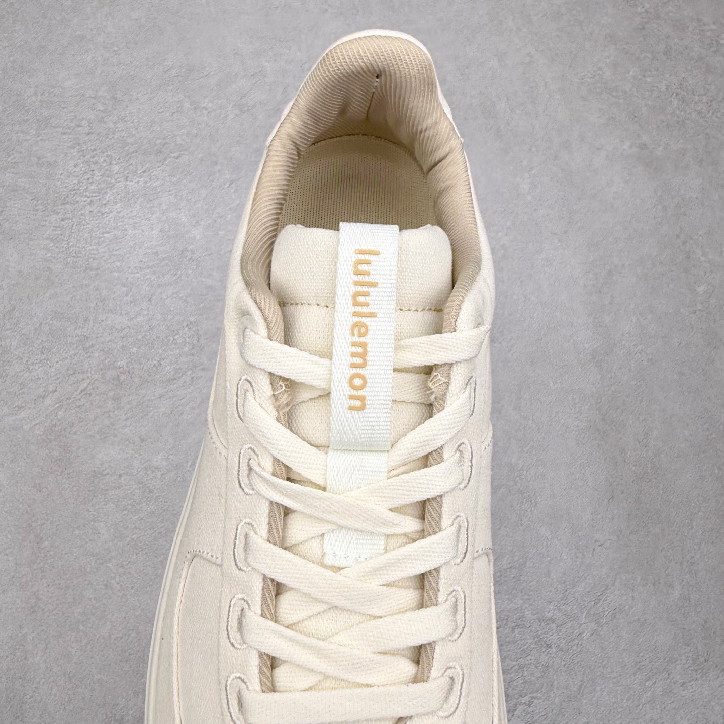 图片[5]-＃GD广顶 lululemon Cityverse 露露乐檬极简主义减震耐磨低帮生活休闲鞋 Cityverse将运动性能融入经典休闲鞋中，中底提供出色缓震，并贴合足部曲线，带来全天候的舒适感。鞋面采用两种材质拼接，且前半部分采用热熔压胶处理，无任何缝线，保留了鞋身整体性。模制泡沫的鞋垫带来上乘的脚感，在平日休闲穿着时不会磨脚，也能提供轻质软弹的效果。25年来，lululemon一直秉持“感受为先”的设计理念，并相信更好的感受带来更好的表现。此次男鞋的设计亦是如此。投入多年研究，针对男性在不同运动场景中的脚步形态设计了不同鞋履款式。同时，还进行了生物力学与形态学研究，为“他”带来更好的贴合度和感受。尺码：36 36.5 37.5 38 38.5 39 40 40.5 41 42 42.5 43 44 44.5 45-选品中心