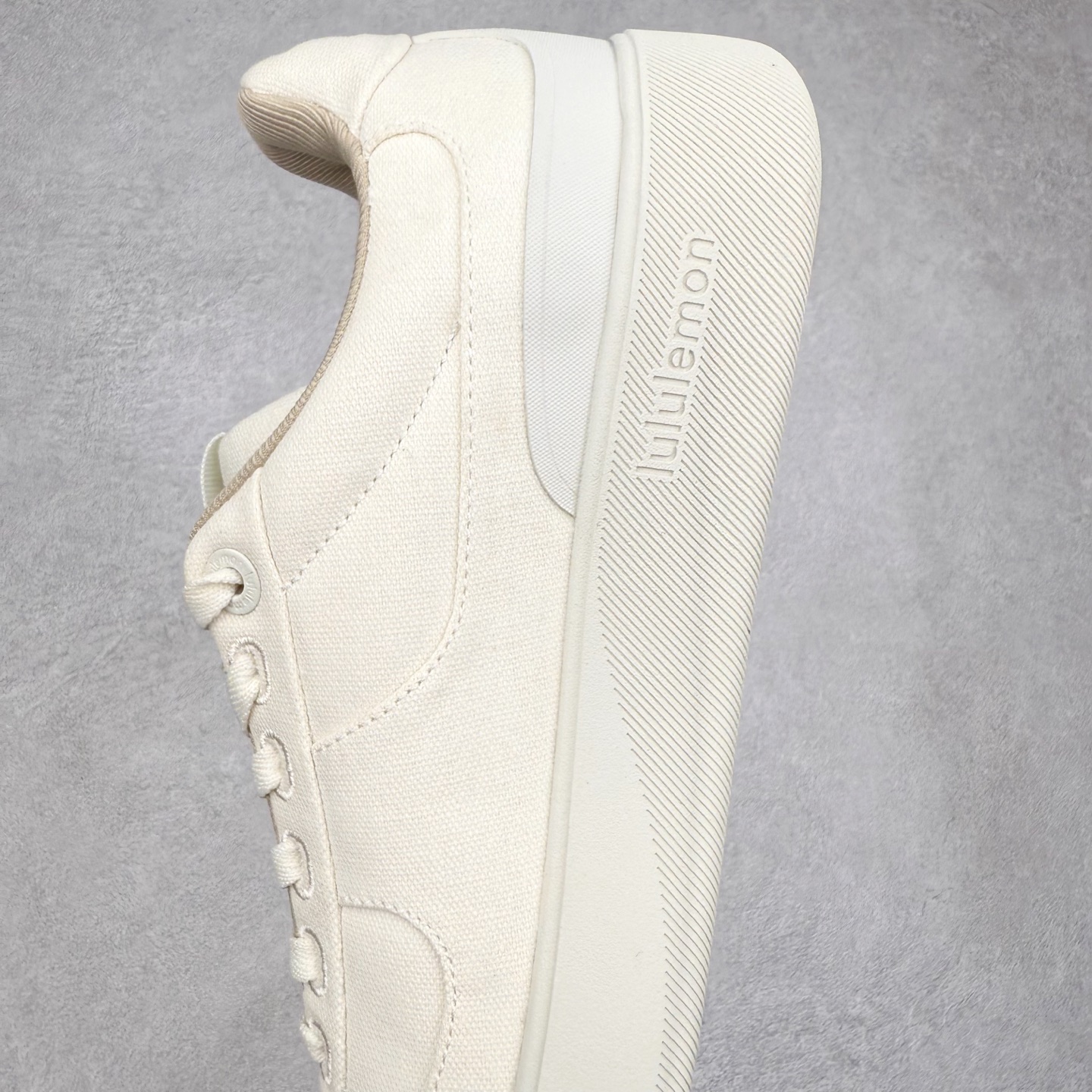 图片[7]-＃GD广顶 lululemon Cityverse 露露乐檬极简主义减震耐磨低帮生活休闲鞋 Cityverse将运动性能融入经典休闲鞋中，中底提供出色缓震，并贴合足部曲线，带来全天候的舒适感。鞋面采用两种材质拼接，且前半部分采用热熔压胶处理，无任何缝线，保留了鞋身整体性。模制泡沫的鞋垫带来上乘的脚感，在平日休闲穿着时不会磨脚，也能提供轻质软弹的效果。25年来，lululemon一直秉持“感受为先”的设计理念，并相信更好的感受带来更好的表现。此次男鞋的设计亦是如此。投入多年研究，针对男性在不同运动场景中的脚步形态设计了不同鞋履款式。同时，还进行了生物力学与形态学研究，为“他”带来更好的贴合度和感受。尺码：36 36.5 37.5 38 38.5 39 40 40.5 41 42 42.5 43 44 44.5 45-选品中心