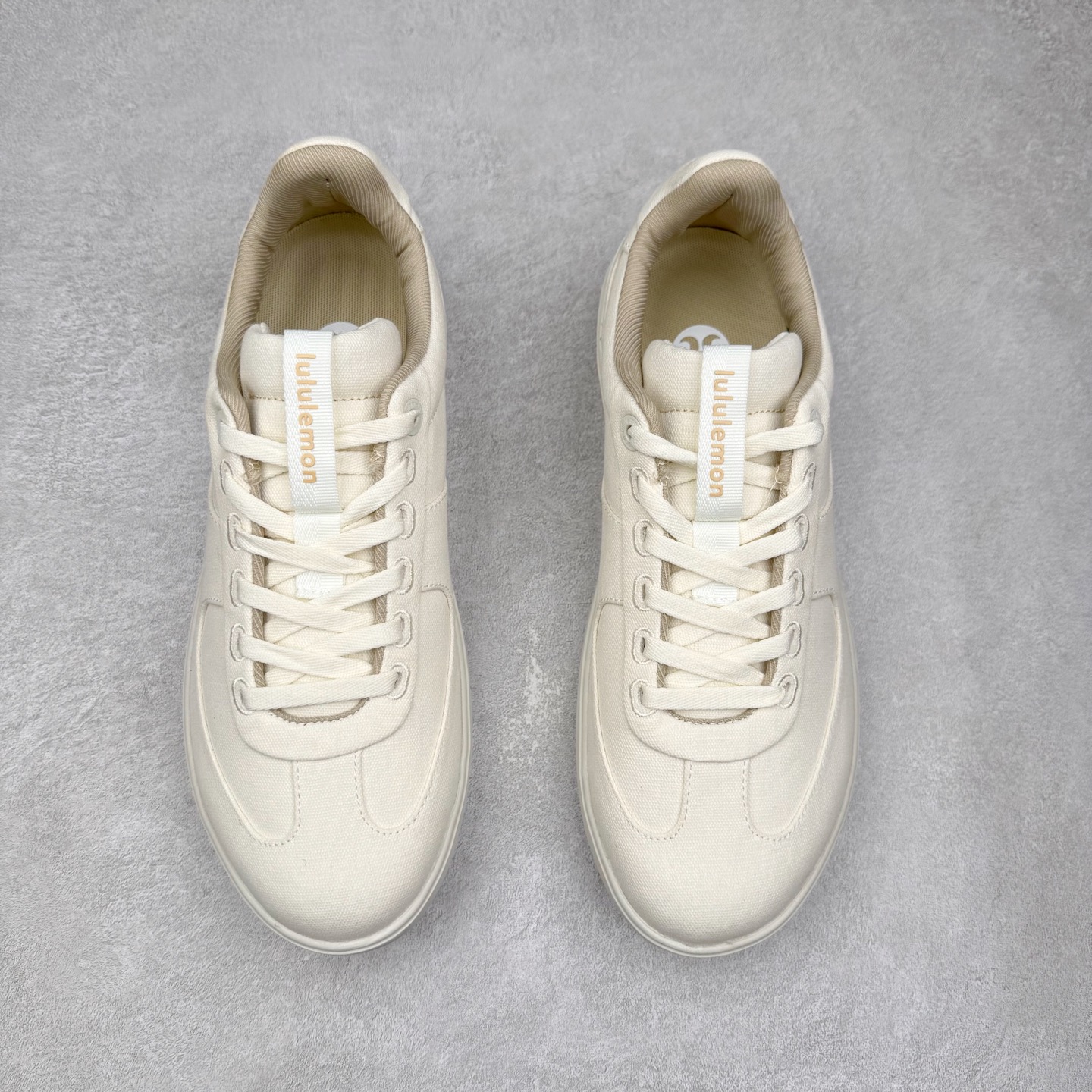 图片[2]-＃GD广顶 lululemon Cityverse 露露乐檬极简主义减震耐磨低帮生活休闲鞋 Cityverse将运动性能融入经典休闲鞋中，中底提供出色缓震，并贴合足部曲线，带来全天候的舒适感。鞋面采用两种材质拼接，且前半部分采用热熔压胶处理，无任何缝线，保留了鞋身整体性。模制泡沫的鞋垫带来上乘的脚感，在平日休闲穿着时不会磨脚，也能提供轻质软弹的效果。25年来，lululemon一直秉持“感受为先”的设计理念，并相信更好的感受带来更好的表现。此次男鞋的设计亦是如此。投入多年研究，针对男性在不同运动场景中的脚步形态设计了不同鞋履款式。同时，还进行了生物力学与形态学研究，为“他”带来更好的贴合度和感受。尺码：36 36.5 37.5 38 38.5 39 40 40.5 41 42 42.5 43 44 44.5 45-选品中心