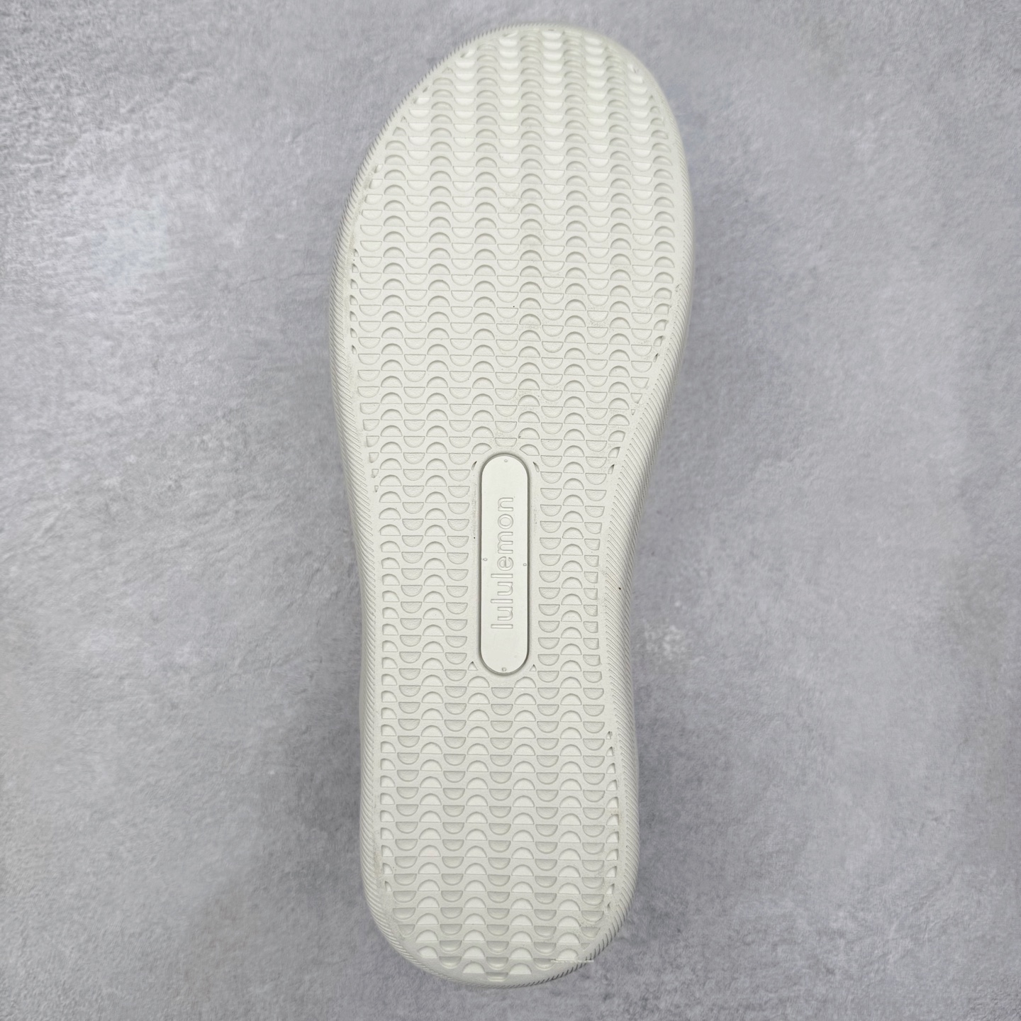 图片[9]-＃GD广顶 lululemon Cityverse 露露乐檬极简主义减震耐磨低帮生活休闲鞋 Cityverse将运动性能融入经典休闲鞋中，中底提供出色缓震，并贴合足部曲线，带来全天候的舒适感。鞋面采用两种材质拼接，且前半部分采用热熔压胶处理，无任何缝线，保留了鞋身整体性。模制泡沫的鞋垫带来上乘的脚感，在平日休闲穿着时不会磨脚，也能提供轻质软弹的效果。25年来，lululemon一直秉持“感受为先”的设计理念，并相信更好的感受带来更好的表现。此次男鞋的设计亦是如此。投入多年研究，针对男性在不同运动场景中的脚步形态设计了不同鞋履款式。同时，还进行了生物力学与形态学研究，为“他”带来更好的贴合度和感受。尺码：36 36.5 37.5 38 38.5 39 40 40.5 41 42 42.5 43 44 44.5 45-选品中心