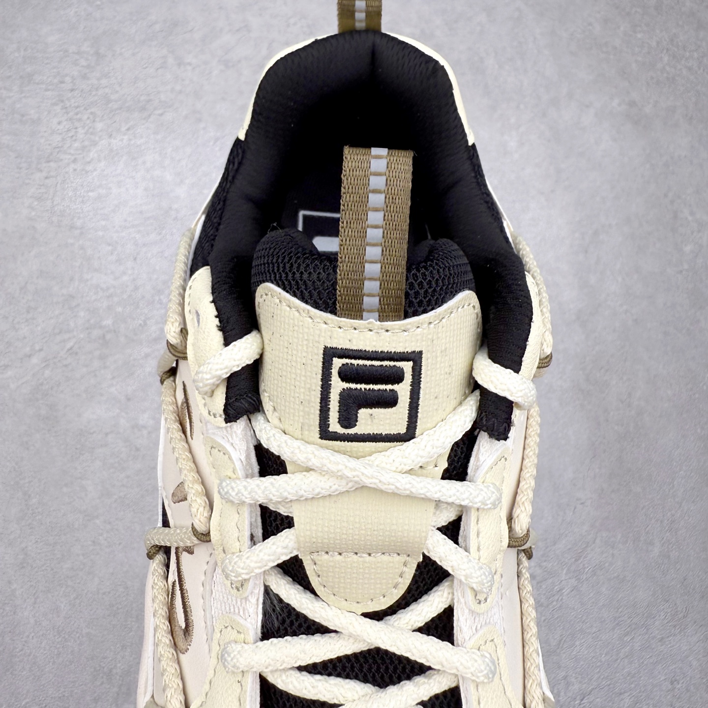 图片[5]-FILA斐乐 FLUID 6 猫爪织物合成革百搭潮流时尚个性运动复古经典减震耐磨低帮老爹鞋 FUSION 系列传承了 FILA 的百年基因，融入年轻运动及潮流文化，成为引领变革、创新突破的一代。以“1+N” 的跨界合作模式重现经典的同时创造经典。带来最出其不意的跨界合作惊喜。同时，FILAFUSION把FILA 的 DNA 融入到定制体验里，你可以随心制造厲于你的产品。FILA FUSION 的鞋家族涵盖了老爹鞋、跑步鞋、网球鞋、季节款。风格复古新潮，满足了时尚人士出行及各类运动的搭配需求，成为当下年轻人筷拥的鞋类品牌之一。FILA FUSION 走进年轻人的世界，通过年轻人运动，街舞，滑板，篮球，展现 FILA FUSION 的潮流态度和年轻文化。FILA FUSION 认为末来属于引领变革、创新突破的年轻一代，让我们一起构成 FILA 未来的蓝图吧！尺码：35.5 36 36.5 37.5 38 38.5 39 40 40.5 41 42 42.5 43 44 44.5 45-选品中心