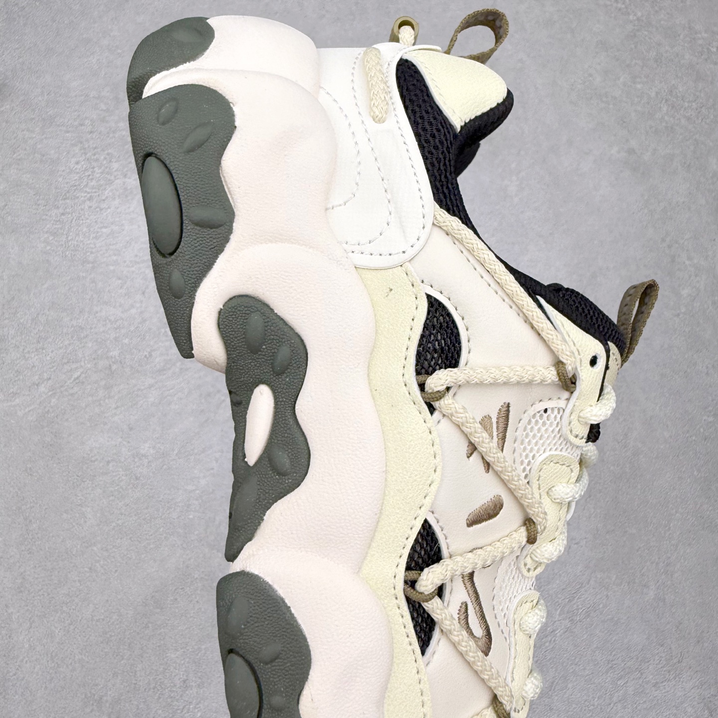 图片[6]-FILA斐乐 FLUID 6 猫爪织物合成革百搭潮流时尚个性运动复古经典减震耐磨低帮老爹鞋 FUSION 系列传承了 FILA 的百年基因，融入年轻运动及潮流文化，成为引领变革、创新突破的一代。以“1+N” 的跨界合作模式重现经典的同时创造经典。带来最出其不意的跨界合作惊喜。同时，FILAFUSION把FILA 的 DNA 融入到定制体验里，你可以随心制造厲于你的产品。FILA FUSION 的鞋家族涵盖了老爹鞋、跑步鞋、网球鞋、季节款。风格复古新潮，满足了时尚人士出行及各类运动的搭配需求，成为当下年轻人筷拥的鞋类品牌之一。FILA FUSION 走进年轻人的世界，通过年轻人运动，街舞，滑板，篮球，展现 FILA FUSION 的潮流态度和年轻文化。FILA FUSION 认为末来属于引领变革、创新突破的年轻一代，让我们一起构成 FILA 未来的蓝图吧！尺码：35.5 36 36.5 37.5 38 38.5 39 40 40.5 41 42 42.5 43 44 44.5 45-选品中心