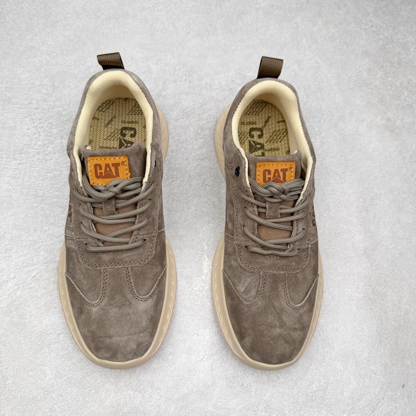 图片[2]-CAT/卡特 硬汉推土机品牌 Tramp Hike Low 户外休闲低帮男鞋 广东中山代工厂原产楦型 台产耐磨麂皮材质# 手工缝线固特异缝制工艺# 轻量柔韧橡胶防滑大底# 正确原盒包装吊牌# 完全还原ZP工艺❗徒步旅行者百搭休闲旅游休闲鞋 全套官网统一包装 今年冬季防寒户外专用 日常随意搭配 型男必备 尺码：39 40 41 42 43 44-选品中心