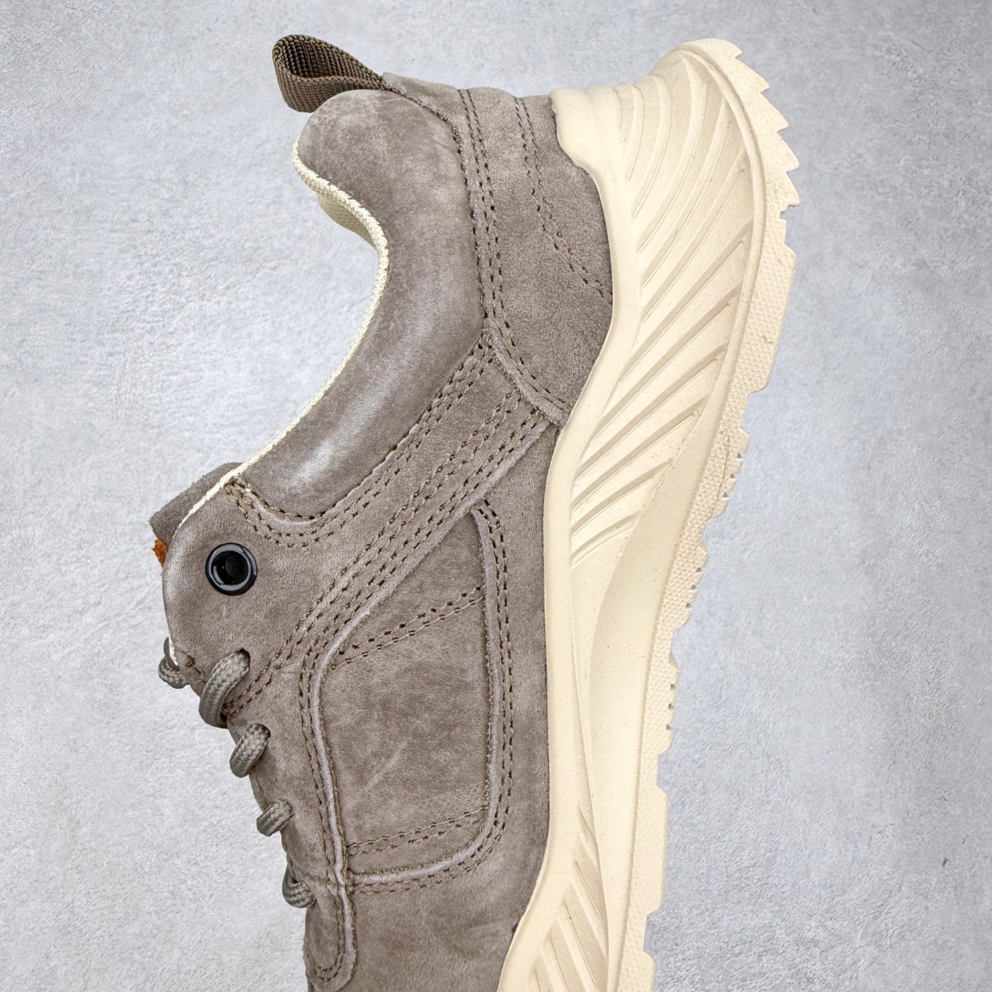 图片[7]-CAT/卡特 硬汉推土机品牌 Tramp Hike Low 户外休闲低帮男鞋 广东中山代工厂原产楦型 台产耐磨麂皮材质# 手工缝线固特异缝制工艺# 轻量柔韧橡胶防滑大底# 正确原盒包装吊牌# 完全还原ZP工艺❗徒步旅行者百搭休闲旅游休闲鞋 全套官网统一包装 今年冬季防寒户外专用 日常随意搭配 型男必备 尺码：39 40 41 42 43 44-选品中心