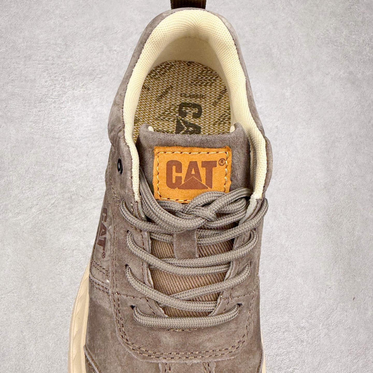 图片[5]-CAT/卡特 硬汉推土机品牌 Tramp Hike Low 户外休闲低帮男鞋 广东中山代工厂原产楦型 台产耐磨麂皮材质# 手工缝线固特异缝制工艺# 轻量柔韧橡胶防滑大底# 正确原盒包装吊牌# 完全还原ZP工艺❗徒步旅行者百搭休闲旅游休闲鞋 全套官网统一包装 今年冬季防寒户外专用 日常随意搭配 型男必备 尺码：39 40 41 42 43 44-选品中心