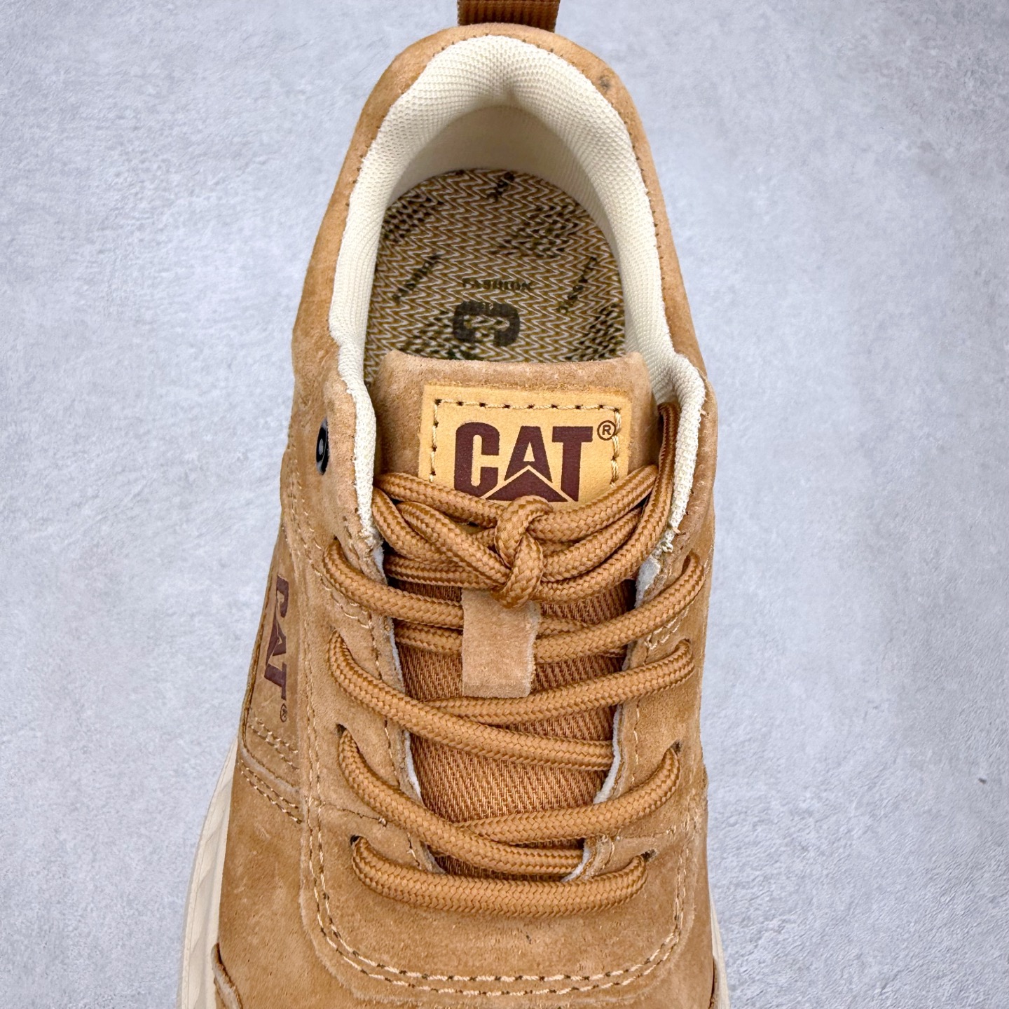 图片[5]-CAT/卡特 硬汉推土机品牌 Tramp Hike Low 户外休闲低帮男鞋 广东中山代工厂原产楦型 台产耐磨麂皮材质# 手工缝线固特异缝制工艺# 轻量柔韧橡胶防滑大底# 正确原盒包装吊牌# 完全还原ZP工艺❗徒步旅行者百搭休闲旅游休闲鞋 全套官网统一包装 今年冬季防寒户外专用 日常随意搭配 型男必备 尺码：39 40 41 42 43 44-选品中心