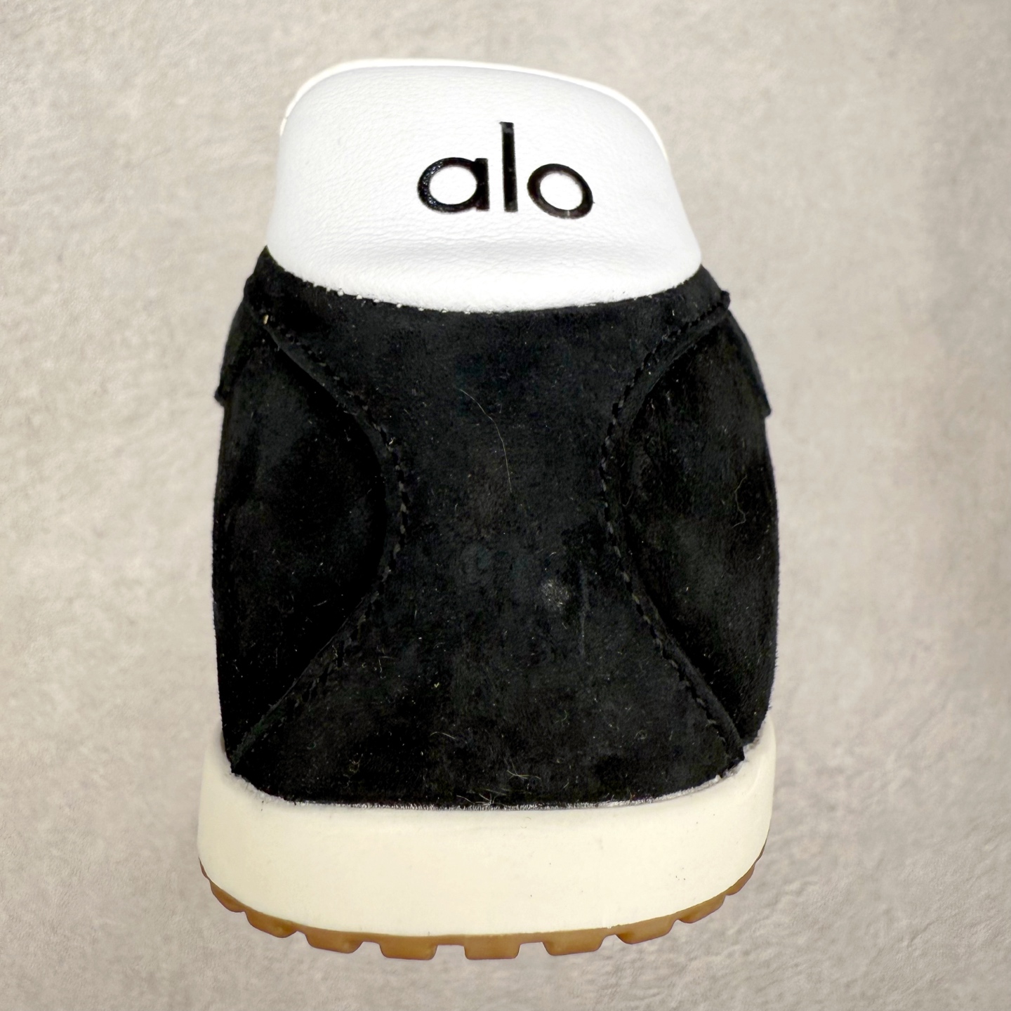 图片[8]-Alo yoga Sunset 舒适生活休闲鞋 男女同款 品牌故事Alo Yoga于2007年创立于洛杉矶，意在传播有意识的运动，同时激发人们的健康识与创造力。品牌的核心理念在于制作能够带来完美体验的瑜伽服饰与功能性单品，让有意识的运动融入并改变生活。Alo Yoga将其设计延伸到日常服饰概念，坚持不懈地捕捉当代时尚潮流，将品牌的运动美学理念、精致前卫的设计与舒适功能面料完美结合。与此同时，Alo Yoga的设计受到了时尚界人士与名人们的追捧，Talor Swift、Kendall Jenner等街拍照片中都曾出现品牌不同单品的身影。实拍调校N版已经零色差零失真 百分百还原实物色彩所见即所得 不存在货不对板色差等低级问题 选购参考实物拍摄 不混卖不参货 只用心做好货严格选品 承诺混一赔十 尺码：36 36.5 37.5 38 38.5 39 40 40.5 41 42 42.5 43 44 44.5 45-选品中心