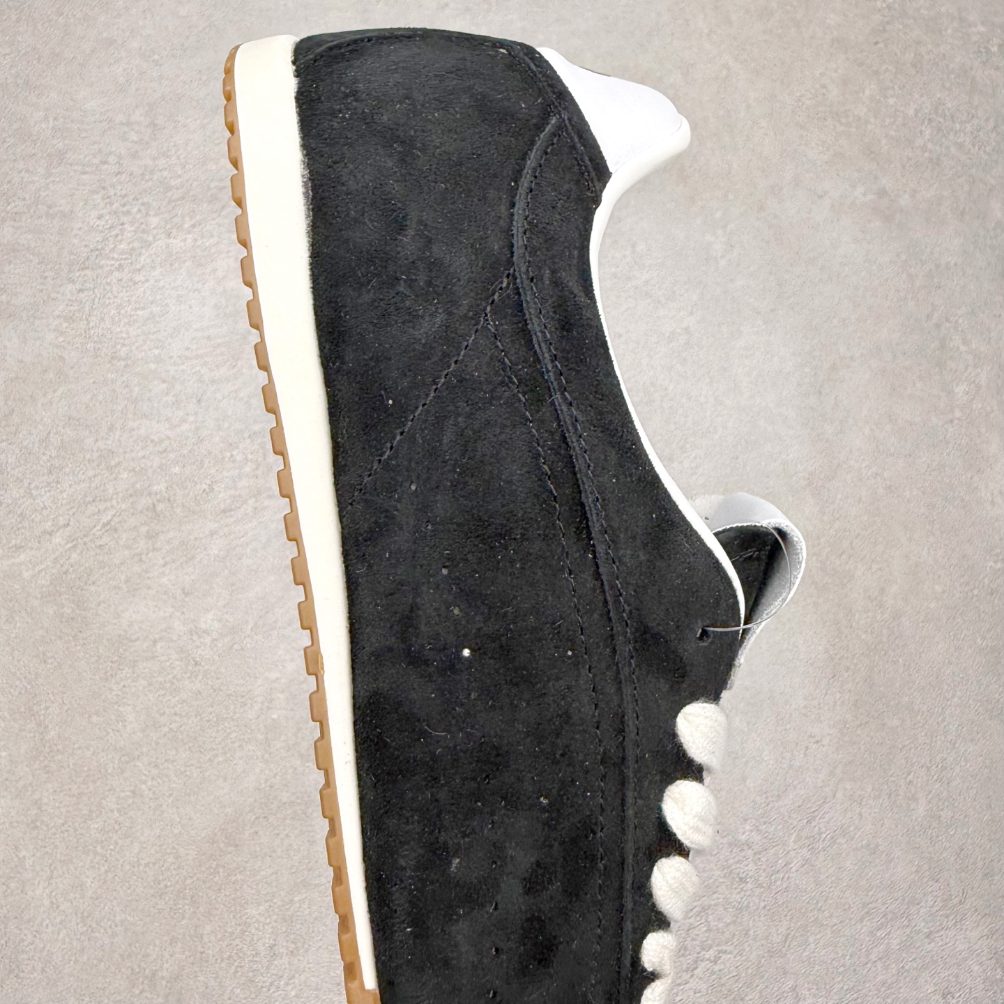 图片[6]-Alo yoga Sunset 舒适生活休闲鞋 男女同款 品牌故事Alo Yoga于2007年创立于洛杉矶，意在传播有意识的运动，同时激发人们的健康识与创造力。品牌的核心理念在于制作能够带来完美体验的瑜伽服饰与功能性单品，让有意识的运动融入并改变生活。Alo Yoga将其设计延伸到日常服饰概念，坚持不懈地捕捉当代时尚潮流，将品牌的运动美学理念、精致前卫的设计与舒适功能面料完美结合。与此同时，Alo Yoga的设计受到了时尚界人士与名人们的追捧，Talor Swift、Kendall Jenner等街拍照片中都曾出现品牌不同单品的身影。实拍调校N版已经零色差零失真 百分百还原实物色彩所见即所得 不存在货不对板色差等低级问题 选购参考实物拍摄 不混卖不参货 只用心做好货严格选品 承诺混一赔十 尺码：36 36.5 37.5 38 38.5 39 40 40.5 41 42 42.5 43 44 44.5 45-选品中心