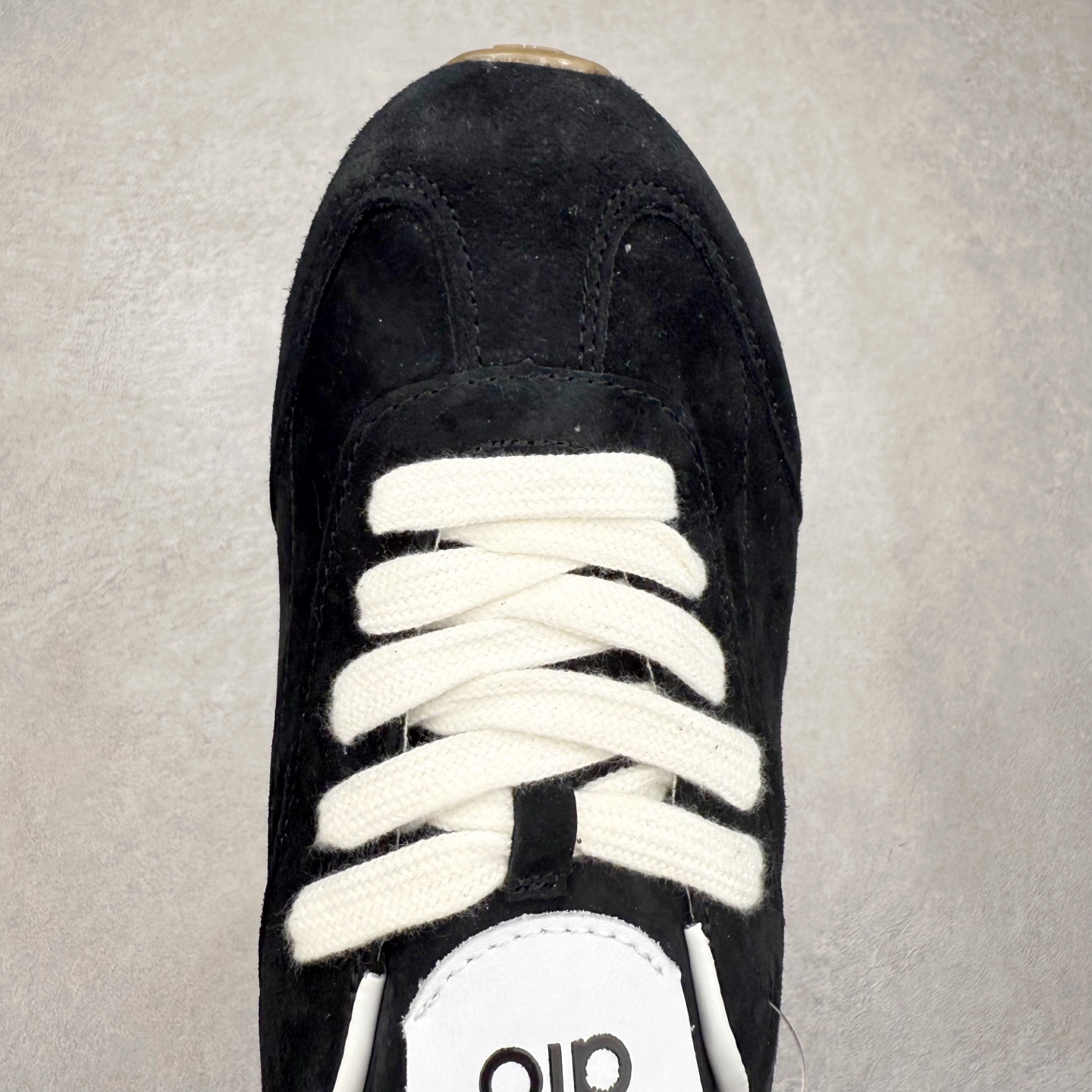 图片[4]-Alo yoga Sunset 舒适生活休闲鞋 男女同款 品牌故事Alo Yoga于2007年创立于洛杉矶，意在传播有意识的运动，同时激发人们的健康识与创造力。品牌的核心理念在于制作能够带来完美体验的瑜伽服饰与功能性单品，让有意识的运动融入并改变生活。Alo Yoga将其设计延伸到日常服饰概念，坚持不懈地捕捉当代时尚潮流，将品牌的运动美学理念、精致前卫的设计与舒适功能面料完美结合。与此同时，Alo Yoga的设计受到了时尚界人士与名人们的追捧，Talor Swift、Kendall Jenner等街拍照片中都曾出现品牌不同单品的身影。实拍调校N版已经零色差零失真 百分百还原实物色彩所见即所得 不存在货不对板色差等低级问题 选购参考实物拍摄 不混卖不参货 只用心做好货严格选品 承诺混一赔十 尺码：36 36.5 37.5 38 38.5 39 40 40.5 41 42 42.5 43 44 44.5 45-选品中心