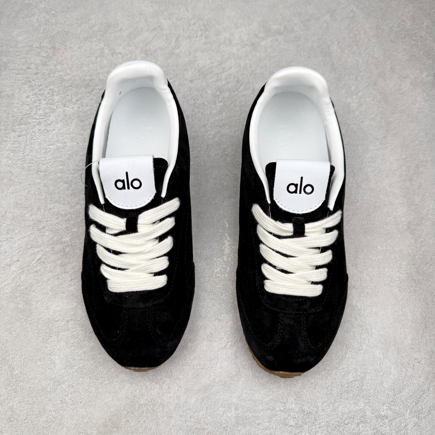 图片[2]-Alo yoga Sunset 舒适生活休闲鞋 男女同款 品牌故事Alo Yoga于2007年创立于洛杉矶，意在传播有意识的运动，同时激发人们的健康识与创造力。品牌的核心理念在于制作能够带来完美体验的瑜伽服饰与功能性单品，让有意识的运动融入并改变生活。Alo Yoga将其设计延伸到日常服饰概念，坚持不懈地捕捉当代时尚潮流，将品牌的运动美学理念、精致前卫的设计与舒适功能面料完美结合。与此同时，Alo Yoga的设计受到了时尚界人士与名人们的追捧，Talor Swift、Kendall Jenner等街拍照片中都曾出现品牌不同单品的身影。实拍调校N版已经零色差零失真 百分百还原实物色彩所见即所得 不存在货不对板色差等低级问题 选购参考实物拍摄 不混卖不参货 只用心做好货严格选品 承诺混一赔十 尺码：36 36.5 37.5 38 38.5 39 40 40.5 41 42 42.5 43 44 44.5 45-选品中心