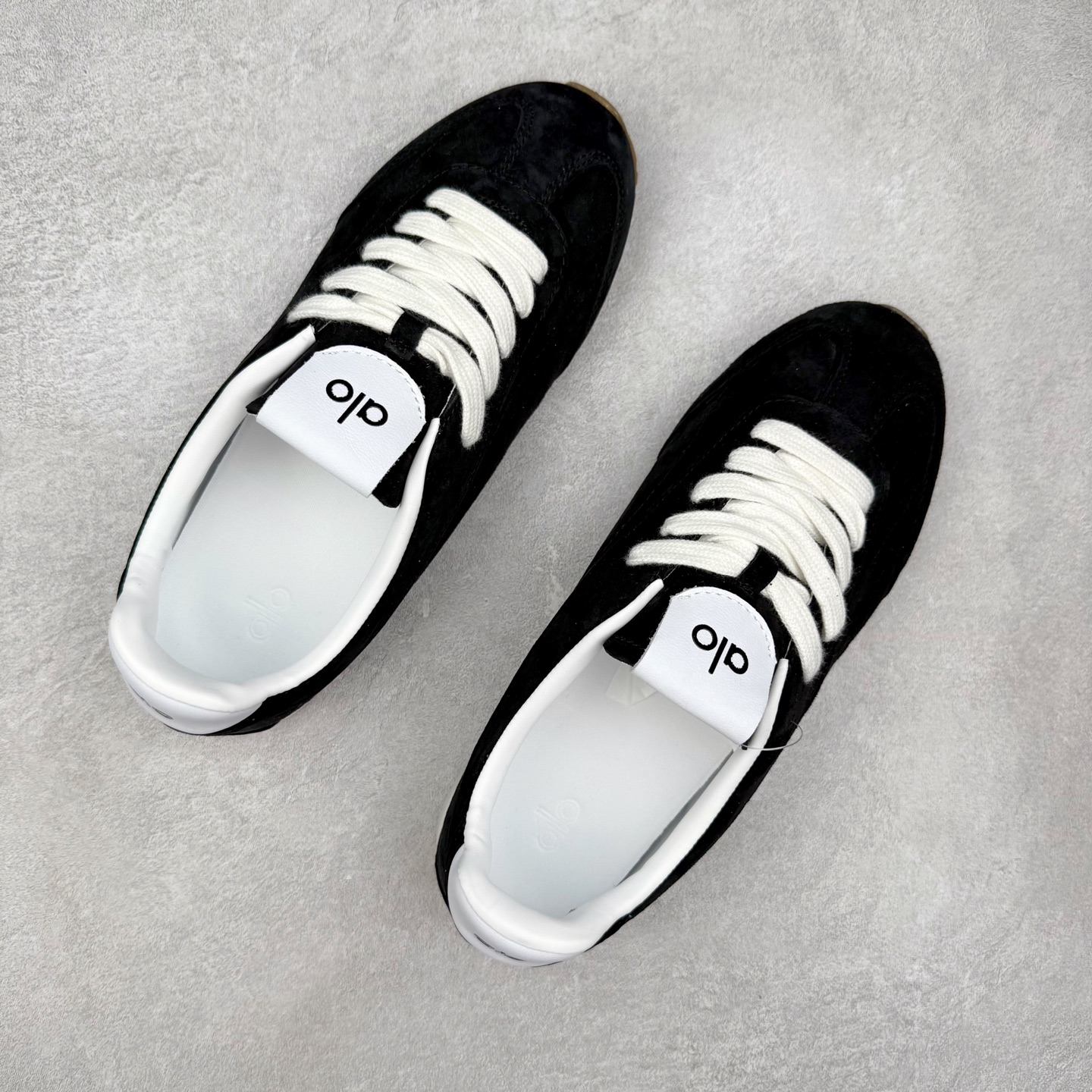 图片[3]-Alo yoga Sunset 舒适生活休闲鞋 男女同款 品牌故事Alo Yoga于2007年创立于洛杉矶，意在传播有意识的运动，同时激发人们的健康识与创造力。品牌的核心理念在于制作能够带来完美体验的瑜伽服饰与功能性单品，让有意识的运动融入并改变生活。Alo Yoga将其设计延伸到日常服饰概念，坚持不懈地捕捉当代时尚潮流，将品牌的运动美学理念、精致前卫的设计与舒适功能面料完美结合。与此同时，Alo Yoga的设计受到了时尚界人士与名人们的追捧，Talor Swift、Kendall Jenner等街拍照片中都曾出现品牌不同单品的身影。实拍调校N版已经零色差零失真 百分百还原实物色彩所见即所得 不存在货不对板色差等低级问题 选购参考实物拍摄 不混卖不参货 只用心做好货严格选品 承诺混一赔十 尺码：36 36.5 37.5 38 38.5 39 40 40.5 41 42 42.5 43 44 44.5 45-选品中心