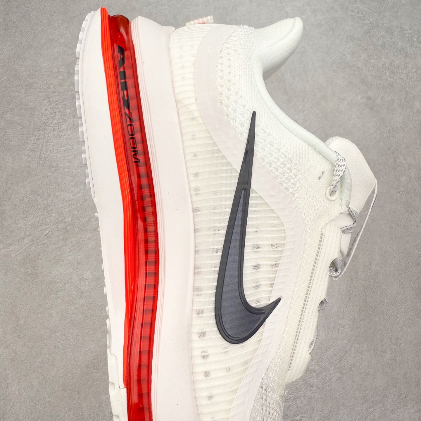 图片[6]-＃纯原 NK Pegasus Premium 飞马全掌气垫跑步运动鞋 HQ2592-101 气垫的究极进化 NIKE 2025S 新王炸 • 在特有Air科技加持下，耐克带来全新Pegasus Premium。这款跑鞋在传承耐克飞马（Pegasus）系列标志性的缓震功能的同时，将首次搭载耐克的塑型可视化Air Zoom气垫单元。• 塑型Air Zoom气垫单元贴合脚部的自然轮廓，帮助跑者在从后跟到脚趾的过渡中能够有效传递力量，带来一种前所未有的轻盈、顺畅回馈体验。中底采用ZoomX泡绵，后跟则使用ReactX泡绵，为跑者提供稳定流畅的推进感。• 塑型可视化Air Zoom气垫单元和精心配置的泡绵组合，让Pegasus Premium成为耐克飞马系列中颇具能量回馈的鞋款。• 全新Pegasus Premium不仅展示了耐克势头强劲的创新周期，证明了其特有的Air科技的强大实力，更体现了耐克倾听和服务运动员的能力。尺码：36 36.5 37.5 38 38.5 39 40 40.5 41 42 42.5 43 44 44.5 45-选品中心