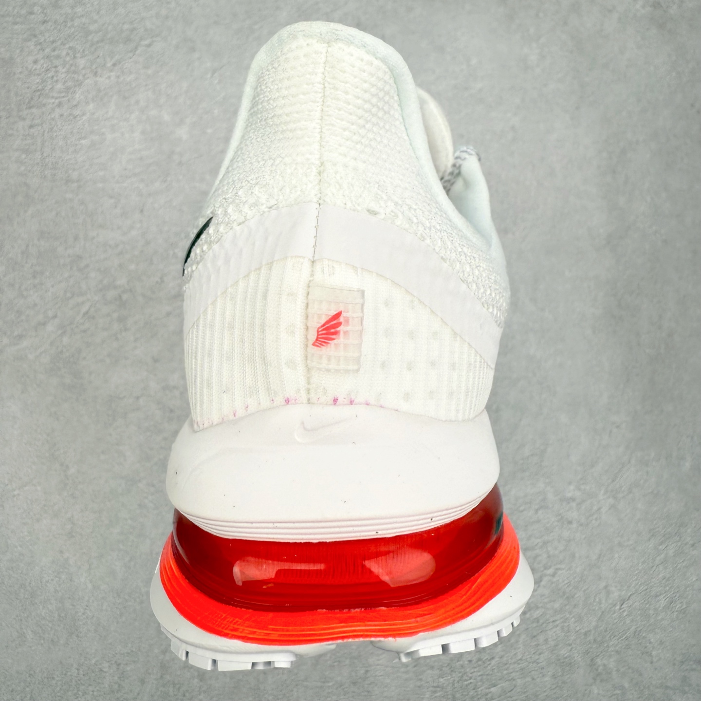 图片[8]-＃纯原 NK Pegasus Premium 飞马全掌气垫跑步运动鞋 HQ2592-101 气垫的究极进化 NIKE 2025S 新王炸 • 在特有Air科技加持下，耐克带来全新Pegasus Premium。这款跑鞋在传承耐克飞马（Pegasus）系列标志性的缓震功能的同时，将首次搭载耐克的塑型可视化Air Zoom气垫单元。• 塑型Air Zoom气垫单元贴合脚部的自然轮廓，帮助跑者在从后跟到脚趾的过渡中能够有效传递力量，带来一种前所未有的轻盈、顺畅回馈体验。中底采用ZoomX泡绵，后跟则使用ReactX泡绵，为跑者提供稳定流畅的推进感。• 塑型可视化Air Zoom气垫单元和精心配置的泡绵组合，让Pegasus Premium成为耐克飞马系列中颇具能量回馈的鞋款。• 全新Pegasus Premium不仅展示了耐克势头强劲的创新周期，证明了其特有的Air科技的强大实力，更体现了耐克倾听和服务运动员的能力。尺码：36 36.5 37.5 38 38.5 39 40 40.5 41 42 42.5 43 44 44.5 45-选品中心