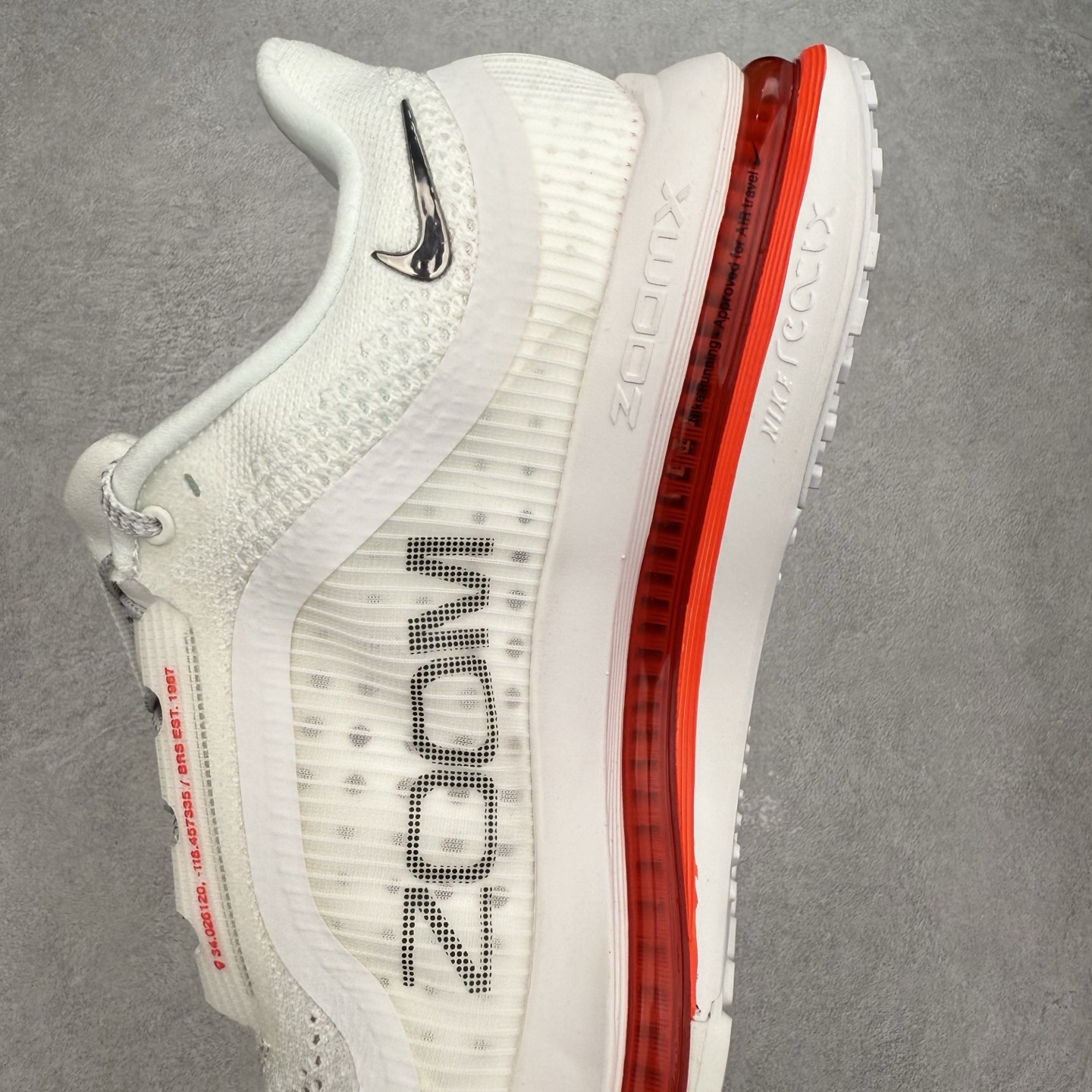 图片[7]-＃纯原 NK Pegasus Premium 飞马全掌气垫跑步运动鞋 HQ2592-101 气垫的究极进化 NIKE 2025S 新王炸 • 在特有Air科技加持下，耐克带来全新Pegasus Premium。这款跑鞋在传承耐克飞马（Pegasus）系列标志性的缓震功能的同时，将首次搭载耐克的塑型可视化Air Zoom气垫单元。• 塑型Air Zoom气垫单元贴合脚部的自然轮廓，帮助跑者在从后跟到脚趾的过渡中能够有效传递力量，带来一种前所未有的轻盈、顺畅回馈体验。中底采用ZoomX泡绵，后跟则使用ReactX泡绵，为跑者提供稳定流畅的推进感。• 塑型可视化Air Zoom气垫单元和精心配置的泡绵组合，让Pegasus Premium成为耐克飞马系列中颇具能量回馈的鞋款。• 全新Pegasus Premium不仅展示了耐克势头强劲的创新周期，证明了其特有的Air科技的强大实力，更体现了耐克倾听和服务运动员的能力。尺码：36 36.5 37.5 38 38.5 39 40 40.5 41 42 42.5 43 44 44.5 45-选品中心