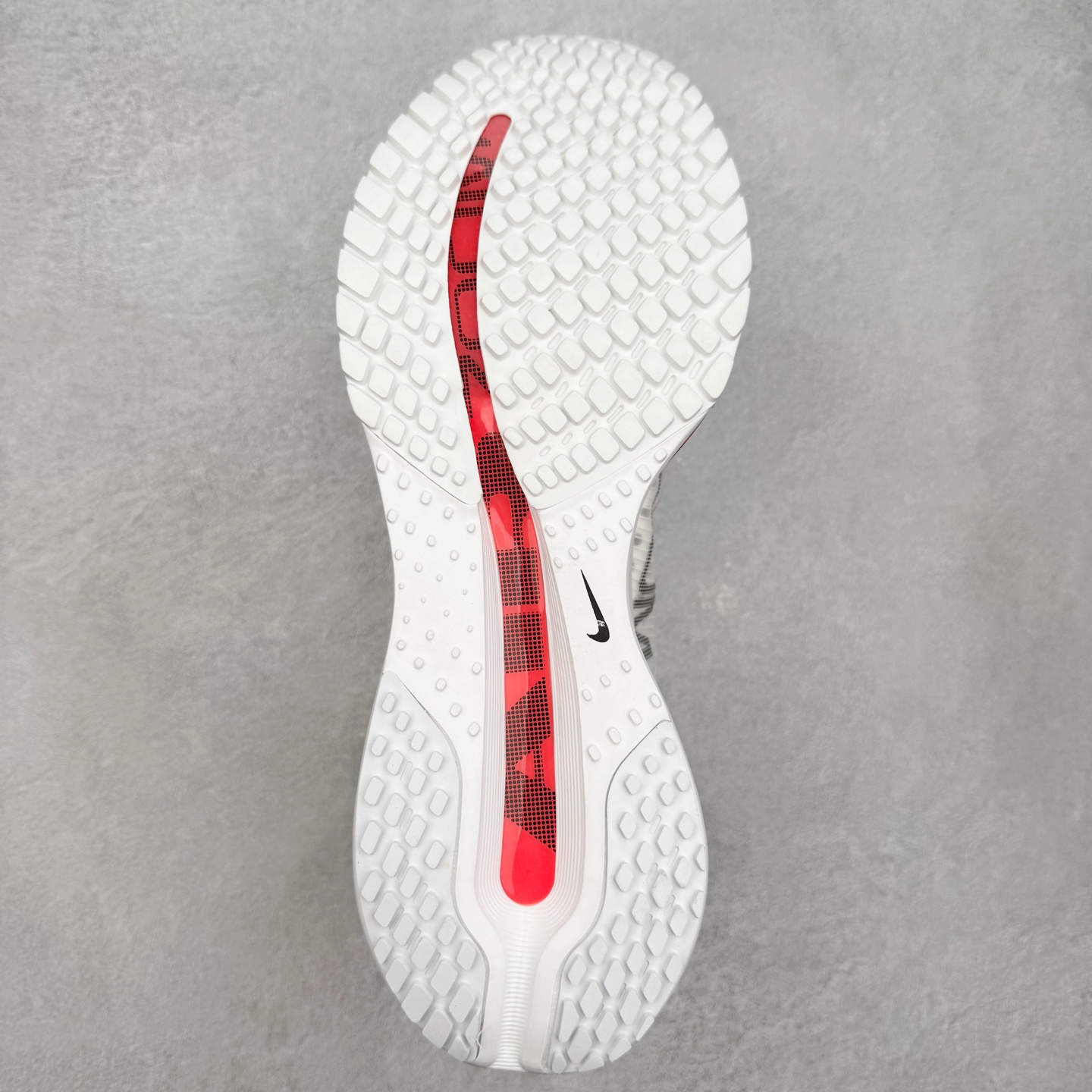 图片[9]-＃纯原 NK Pegasus Premium 飞马全掌气垫跑步运动鞋 HQ2592-101 气垫的究极进化 NIKE 2025S 新王炸 • 在特有Air科技加持下，耐克带来全新Pegasus Premium。这款跑鞋在传承耐克飞马（Pegasus）系列标志性的缓震功能的同时，将首次搭载耐克的塑型可视化Air Zoom气垫单元。• 塑型Air Zoom气垫单元贴合脚部的自然轮廓，帮助跑者在从后跟到脚趾的过渡中能够有效传递力量，带来一种前所未有的轻盈、顺畅回馈体验。中底采用ZoomX泡绵，后跟则使用ReactX泡绵，为跑者提供稳定流畅的推进感。• 塑型可视化Air Zoom气垫单元和精心配置的泡绵组合，让Pegasus Premium成为耐克飞马系列中颇具能量回馈的鞋款。• 全新Pegasus Premium不仅展示了耐克势头强劲的创新周期，证明了其特有的Air科技的强大实力，更体现了耐克倾听和服务运动员的能力。尺码：36 36.5 37.5 38 38.5 39 40 40.5 41 42 42.5 43 44 44.5 45-选品中心