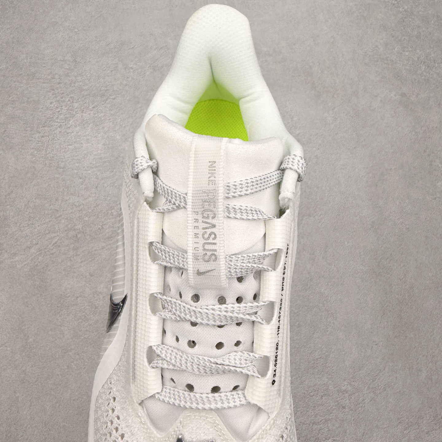 图片[5]-＃纯原 NK Pegasus Premium 飞马全掌气垫跑步运动鞋 HQ2592-100 气垫的究极进化 NIKE 2025S 新王炸 • 在特有Air科技加持下，耐克带来全新Pegasus Premium。这款跑鞋在传承耐克飞马（Pegasus）系列标志性的缓震功能的同时，将首次搭载耐克的塑型可视化Air Zoom气垫单元。• 塑型Air Zoom气垫单元贴合脚部的自然轮廓，帮助跑者在从后跟到脚趾的过渡中能够有效传递力量，带来一种前所未有的轻盈、顺畅回馈体验。中底采用ZoomX泡绵，后跟则使用ReactX泡绵，为跑者提供稳定流畅的推进感。• 塑型可视化Air Zoom气垫单元和精心配置的泡绵组合，让Pegasus Premium成为耐克飞马系列中颇具能量回馈的鞋款。• 全新Pegasus Premium不仅展示了耐克势头强劲的创新周期，证明了其特有的Air科技的强大实力，更体现了耐克倾听和服务运动员的能力。尺码：36 36.5 37.5 38 38.5 39 40 40.5 41 42 42.5 43 44 44.5 45-选品中心