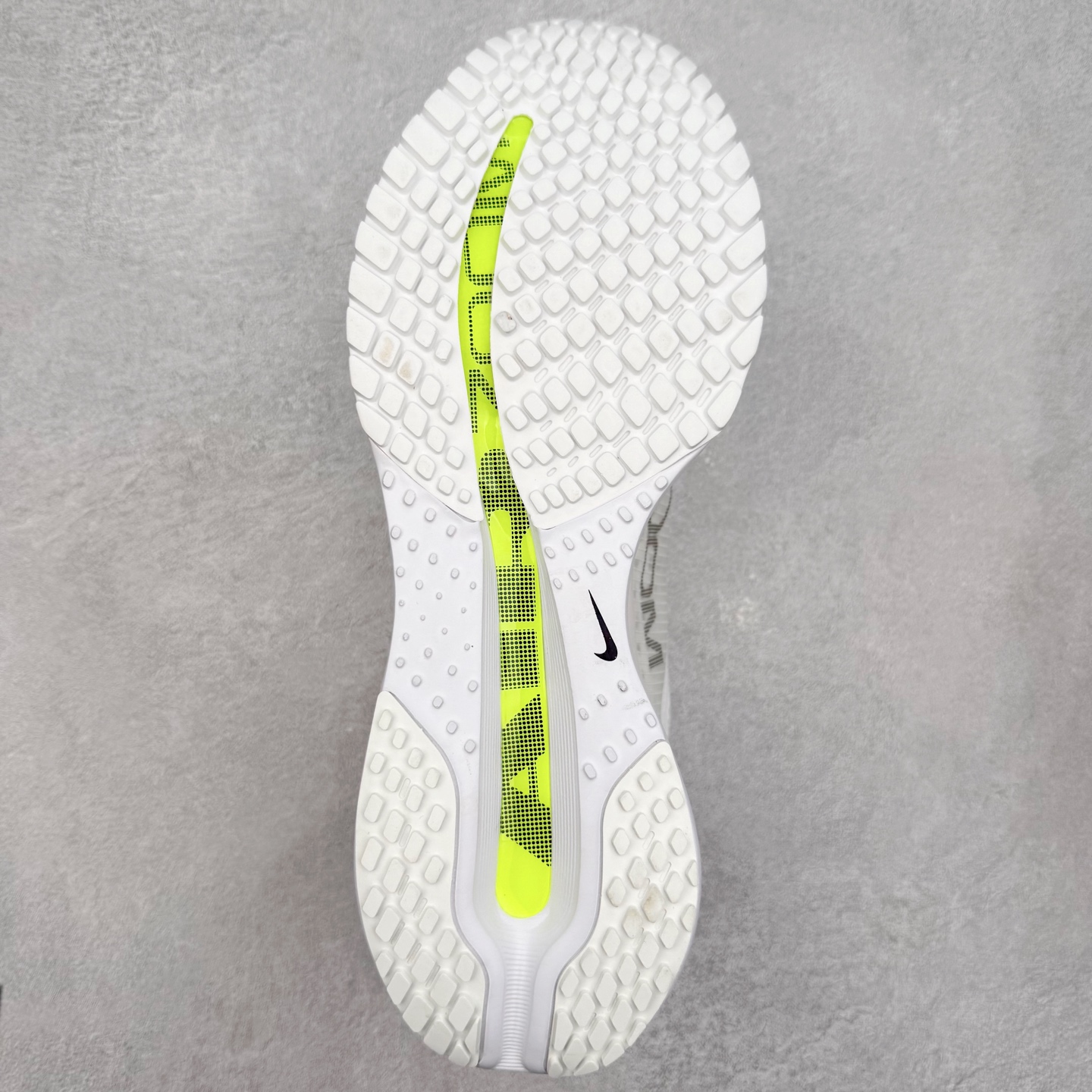 图片[9]-＃纯原 NK Pegasus Premium 飞马全掌气垫跑步运动鞋 HQ2592-100 气垫的究极进化 NIKE 2025S 新王炸 • 在特有Air科技加持下，耐克带来全新Pegasus Premium。这款跑鞋在传承耐克飞马（Pegasus）系列标志性的缓震功能的同时，将首次搭载耐克的塑型可视化Air Zoom气垫单元。• 塑型Air Zoom气垫单元贴合脚部的自然轮廓，帮助跑者在从后跟到脚趾的过渡中能够有效传递力量，带来一种前所未有的轻盈、顺畅回馈体验。中底采用ZoomX泡绵，后跟则使用ReactX泡绵，为跑者提供稳定流畅的推进感。• 塑型可视化Air Zoom气垫单元和精心配置的泡绵组合，让Pegasus Premium成为耐克飞马系列中颇具能量回馈的鞋款。• 全新Pegasus Premium不仅展示了耐克势头强劲的创新周期，证明了其特有的Air科技的强大实力，更体现了耐克倾听和服务运动员的能力。尺码：36 36.5 37.5 38 38.5 39 40 40.5 41 42 42.5 43 44 44.5 45-选品中心