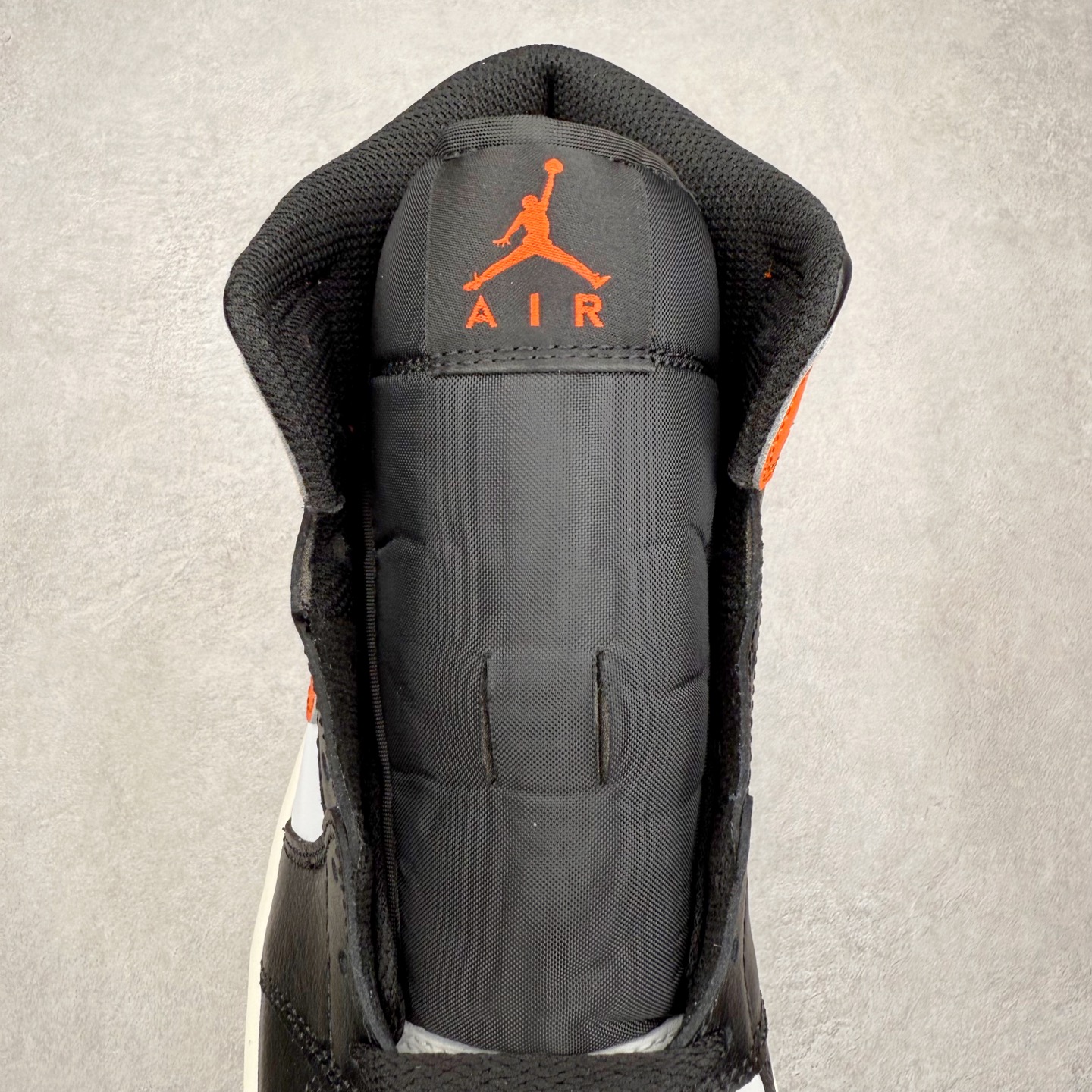 图片[5]-＃DT纯原 Air Jordan AJ1 Mid 中帮 黑橙扣碎 DQ8426-801 终端优势供应 市面中低帮最具代表性版本没有之一 口碑大厂出品 品控大底版型不断改良更新 全套原纸板楦头开发 确保原汁原味 完美呈现版型 完美零毛边处理 原厂内置全掌气垫 价格定位良心 平台专用代工流水线出品 一眼公司既视感 拿到手的一瞬间就与众不同 碾压市面所有版本 全部原鞋开发 每一个配色都会采购原鞋确认细节 打破市面看图做货无好货之说 尺码：35.5 36 36.5 37.5 38 38.5 39 40 40.5 41 42 42.5 43 44 44.5 45 46-选品中心