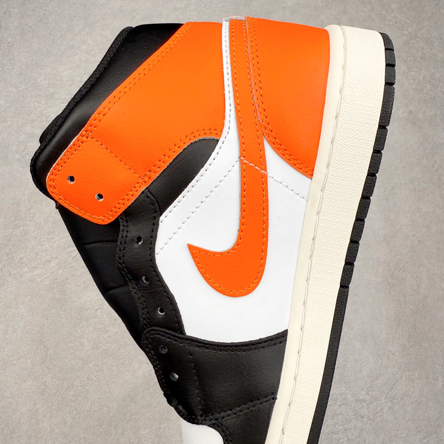 图片[7]-＃DT纯原 Air Jordan AJ1 Mid 中帮 黑橙扣碎 DQ8426-801 终端优势供应 市面中低帮最具代表性版本没有之一 口碑大厂出品 品控大底版型不断改良更新 全套原纸板楦头开发 确保原汁原味 完美呈现版型 完美零毛边处理 原厂内置全掌气垫 价格定位良心 平台专用代工流水线出品 一眼公司既视感 拿到手的一瞬间就与众不同 碾压市面所有版本 全部原鞋开发 每一个配色都会采购原鞋确认细节 打破市面看图做货无好货之说 尺码：35.5 36 36.5 37.5 38 38.5 39 40 40.5 41 42 42.5 43 44 44.5 45 46-选品中心