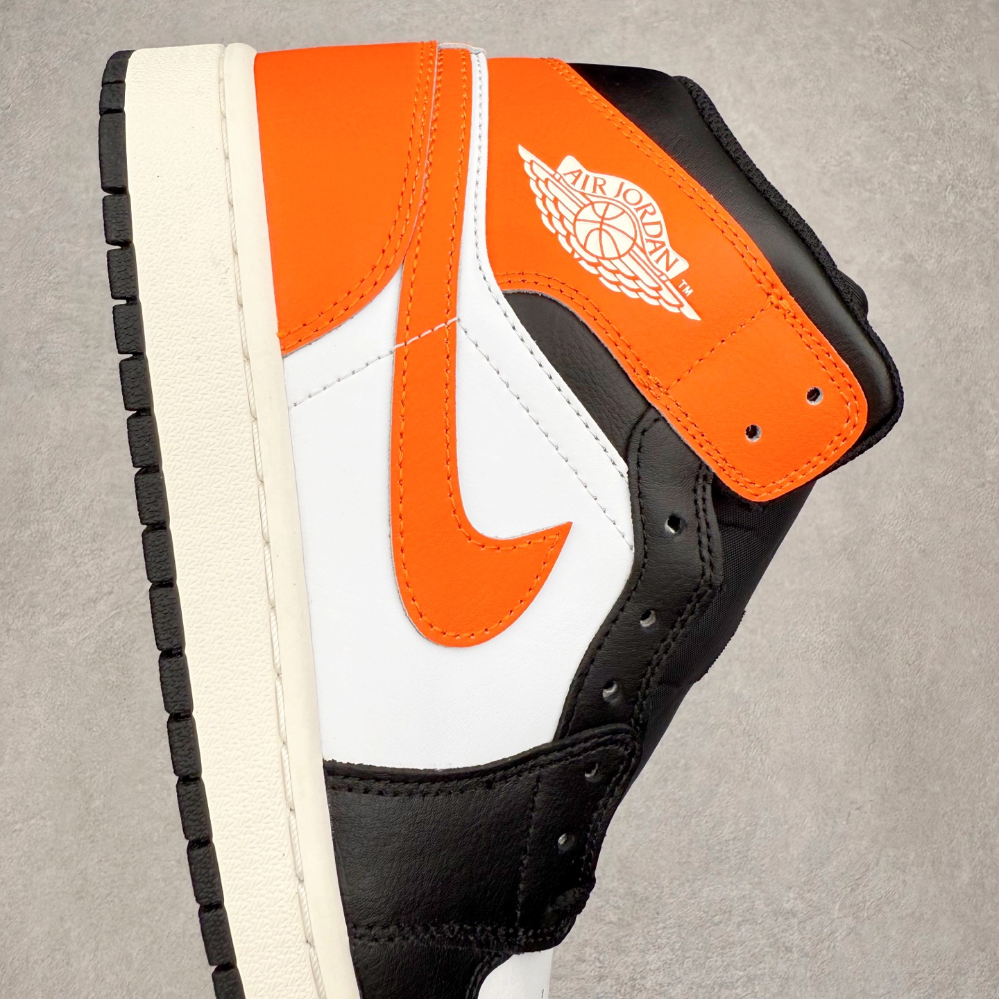 图片[6]-＃DT纯原 Air Jordan AJ1 Mid 中帮 黑橙扣碎 DQ8426-801 终端优势供应 市面中低帮最具代表性版本没有之一 口碑大厂出品 品控大底版型不断改良更新 全套原纸板楦头开发 确保原汁原味 完美呈现版型 完美零毛边处理 原厂内置全掌气垫 价格定位良心 平台专用代工流水线出品 一眼公司既视感 拿到手的一瞬间就与众不同 碾压市面所有版本 全部原鞋开发 每一个配色都会采购原鞋确认细节 打破市面看图做货无好货之说 尺码：35.5 36 36.5 37.5 38 38.5 39 40 40.5 41 42 42.5 43 44 44.5 45 46-选品中心