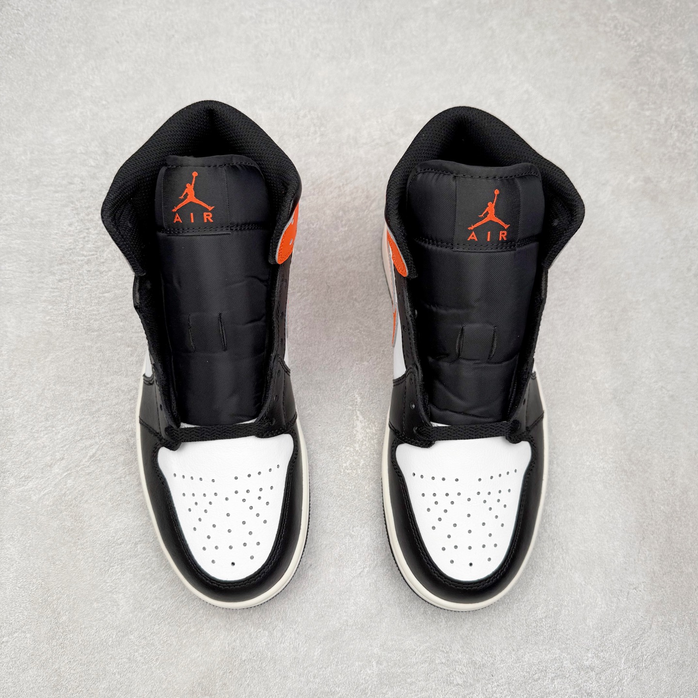 图片[2]-＃DT纯原 Air Jordan AJ1 Mid 中帮 黑橙扣碎 DQ8426-801 终端优势供应 市面中低帮最具代表性版本没有之一 口碑大厂出品 品控大底版型不断改良更新 全套原纸板楦头开发 确保原汁原味 完美呈现版型 完美零毛边处理 原厂内置全掌气垫 价格定位良心 平台专用代工流水线出品 一眼公司既视感 拿到手的一瞬间就与众不同 碾压市面所有版本 全部原鞋开发 每一个配色都会采购原鞋确认细节 打破市面看图做货无好货之说 尺码：35.5 36 36.5 37.5 38 38.5 39 40 40.5 41 42 42.5 43 44 44.5 45 46-选品中心