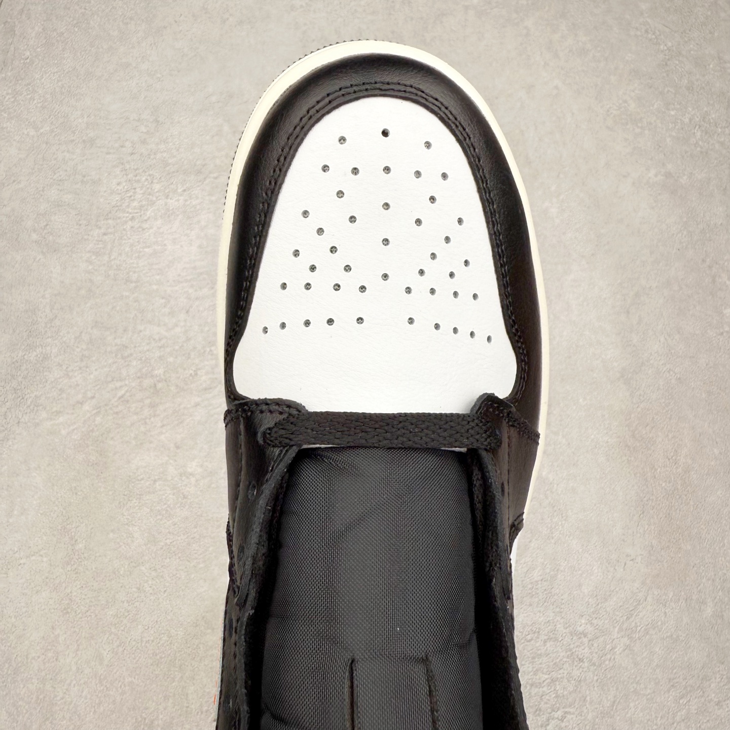 图片[4]-＃DT纯原 Air Jordan AJ1 Mid 中帮 黑橙扣碎 DQ8426-801 终端优势供应 市面中低帮最具代表性版本没有之一 口碑大厂出品 品控大底版型不断改良更新 全套原纸板楦头开发 确保原汁原味 完美呈现版型 完美零毛边处理 原厂内置全掌气垫 价格定位良心 平台专用代工流水线出品 一眼公司既视感 拿到手的一瞬间就与众不同 碾压市面所有版本 全部原鞋开发 每一个配色都会采购原鞋确认细节 打破市面看图做货无好货之说 尺码：35.5 36 36.5 37.5 38 38.5 39 40 40.5 41 42 42.5 43 44 44.5 45 46-选品中心