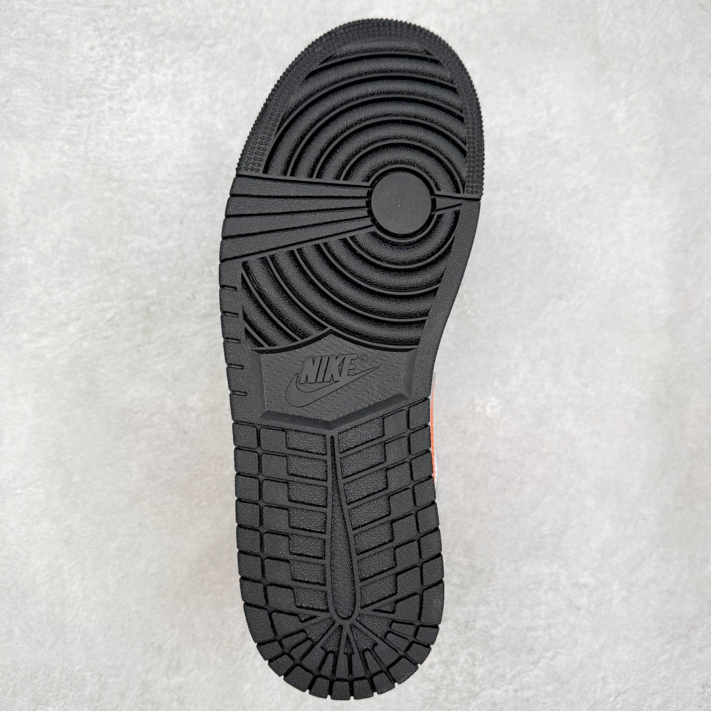 图片[9]-＃DT纯原 Air Jordan AJ1 Mid 中帮 黑橙扣碎 DQ8426-801 终端优势供应 市面中低帮最具代表性版本没有之一 口碑大厂出品 品控大底版型不断改良更新 全套原纸板楦头开发 确保原汁原味 完美呈现版型 完美零毛边处理 原厂内置全掌气垫 价格定位良心 平台专用代工流水线出品 一眼公司既视感 拿到手的一瞬间就与众不同 碾压市面所有版本 全部原鞋开发 每一个配色都会采购原鞋确认细节 打破市面看图做货无好货之说 尺码：35.5 36 36.5 37.5 38 38.5 39 40 40.5 41 42 42.5 43 44 44.5 45 46-选品中心