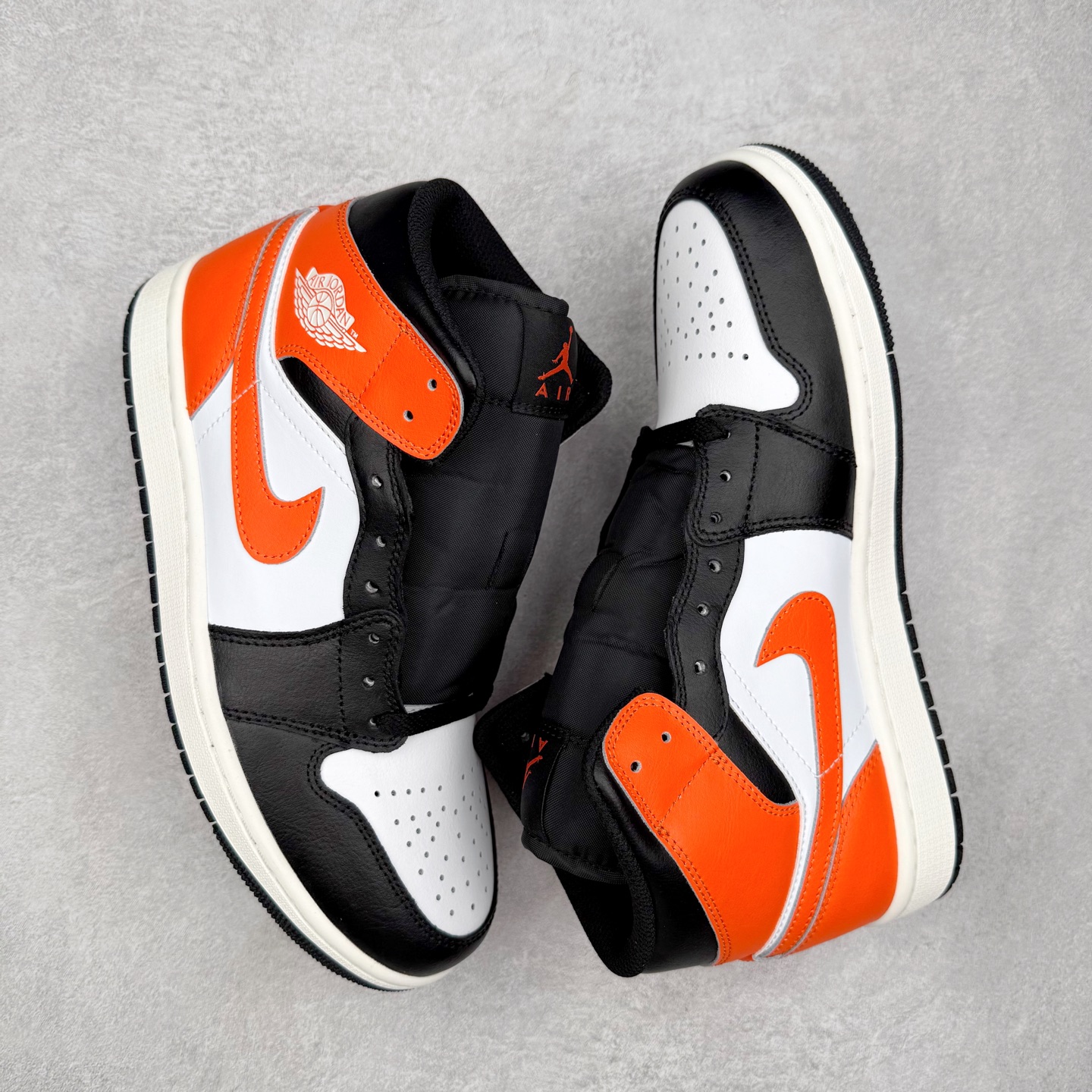 图片[3]-＃DT纯原 Air Jordan AJ1 Mid 中帮 黑橙扣碎 DQ8426-801 终端优势供应 市面中低帮最具代表性版本没有之一 口碑大厂出品 品控大底版型不断改良更新 全套原纸板楦头开发 确保原汁原味 完美呈现版型 完美零毛边处理 原厂内置全掌气垫 价格定位良心 平台专用代工流水线出品 一眼公司既视感 拿到手的一瞬间就与众不同 碾压市面所有版本 全部原鞋开发 每一个配色都会采购原鞋确认细节 打破市面看图做货无好货之说 尺码：35.5 36 36.5 37.5 38 38.5 39 40 40.5 41 42 42.5 43 44 44.5 45 46-选品中心