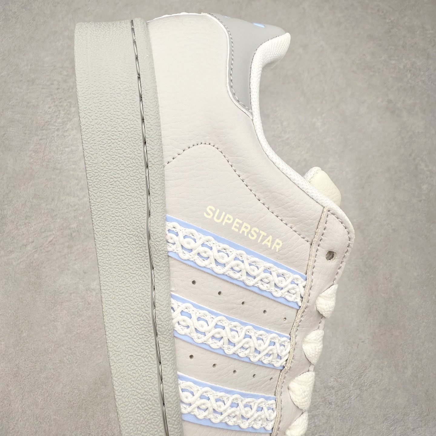 图片[6]-AD Originals Superstar 经典复古贝壳头板鞋 JQ8729 诞生于1969年 是第一双将全皮面鞋 身与橡胶鞋头结合在一起的低帮篮球鞋 Superstar最开始 是作为高帮篮球鞋Pro Model的低帮版本而出现的 但因为其独特和醒目的橡胶鞋头造型而让大家熟知 被大家形象地称为\\\”shelltoe\\\”贝壳头 在70年代的美国职业篮球场上 接近3/4的NBA球员都将这双Superstar作为场上用鞋 80年代之后 经过不断的改良和发展 Superstar逐渐成为横跨时装、音乐、街头文化、休闲和运动等各大领域的时尚潮鞋 尺码：36 36.5 37 38 38.5 39 40 40.5 41 42 42.5 43 44 44.5 45-选品中心