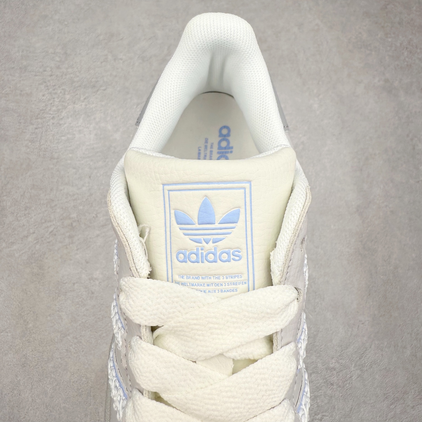 图片[5]-AD Originals Superstar 经典复古贝壳头板鞋 JQ8729 诞生于1969年 是第一双将全皮面鞋 身与橡胶鞋头结合在一起的低帮篮球鞋 Superstar最开始 是作为高帮篮球鞋Pro Model的低帮版本而出现的 但因为其独特和醒目的橡胶鞋头造型而让大家熟知 被大家形象地称为\\\”shelltoe\\\”贝壳头 在70年代的美国职业篮球场上 接近3/4的NBA球员都将这双Superstar作为场上用鞋 80年代之后 经过不断的改良和发展 Superstar逐渐成为横跨时装、音乐、街头文化、休闲和运动等各大领域的时尚潮鞋 尺码：36 36.5 37 38 38.5 39 40 40.5 41 42 42.5 43 44 44.5 45-选品中心