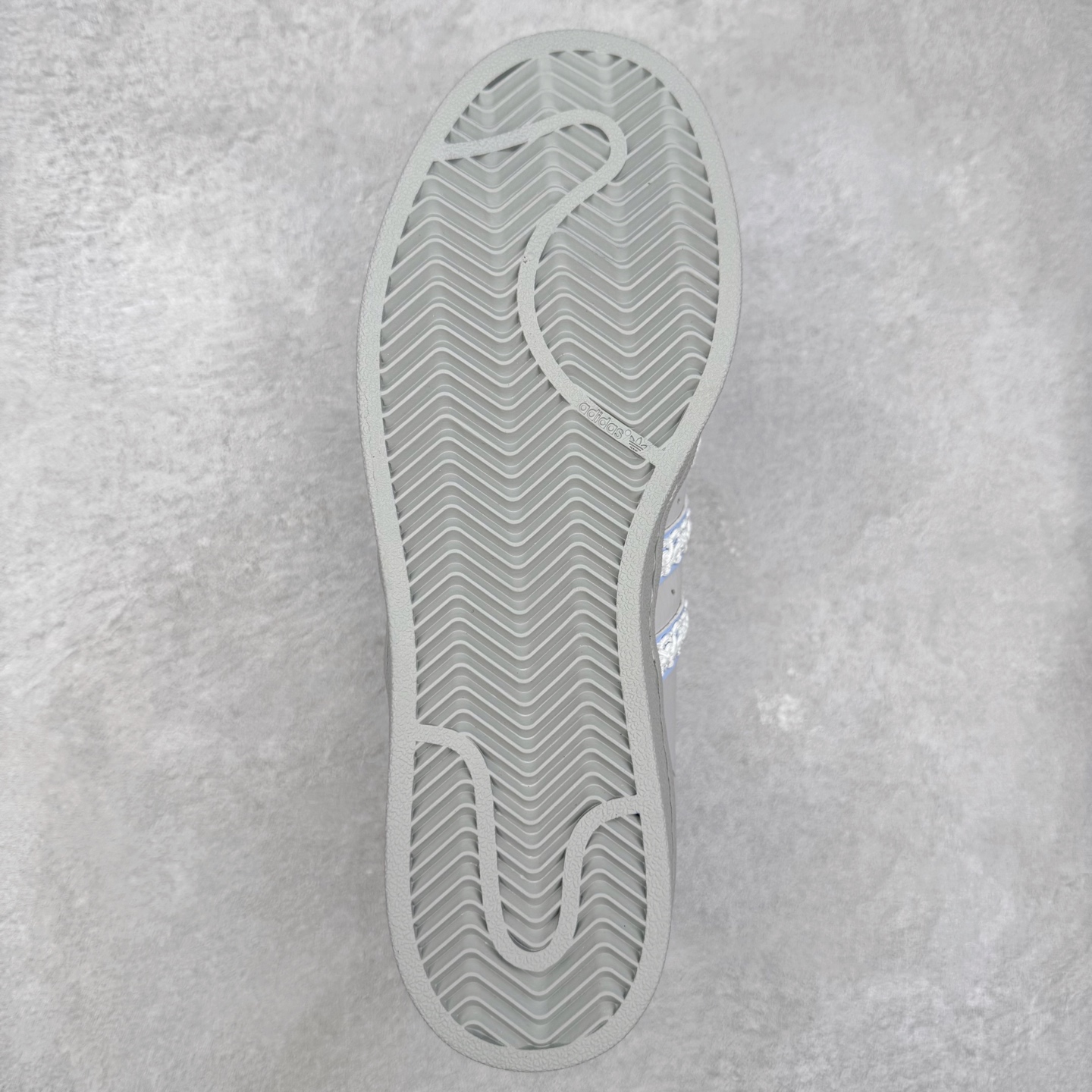 图片[9]-AD Originals Superstar 经典复古贝壳头板鞋 JQ8729 诞生于1969年 是第一双将全皮面鞋 身与橡胶鞋头结合在一起的低帮篮球鞋 Superstar最开始 是作为高帮篮球鞋Pro Model的低帮版本而出现的 但因为其独特和醒目的橡胶鞋头造型而让大家熟知 被大家形象地称为\\\”shelltoe\\\”贝壳头 在70年代的美国职业篮球场上 接近3/4的NBA球员都将这双Superstar作为场上用鞋 80年代之后 经过不断的改良和发展 Superstar逐渐成为横跨时装、音乐、街头文化、休闲和运动等各大领域的时尚潮鞋 尺码：36 36.5 37 38 38.5 39 40 40.5 41 42 42.5 43 44 44.5 45-选品中心