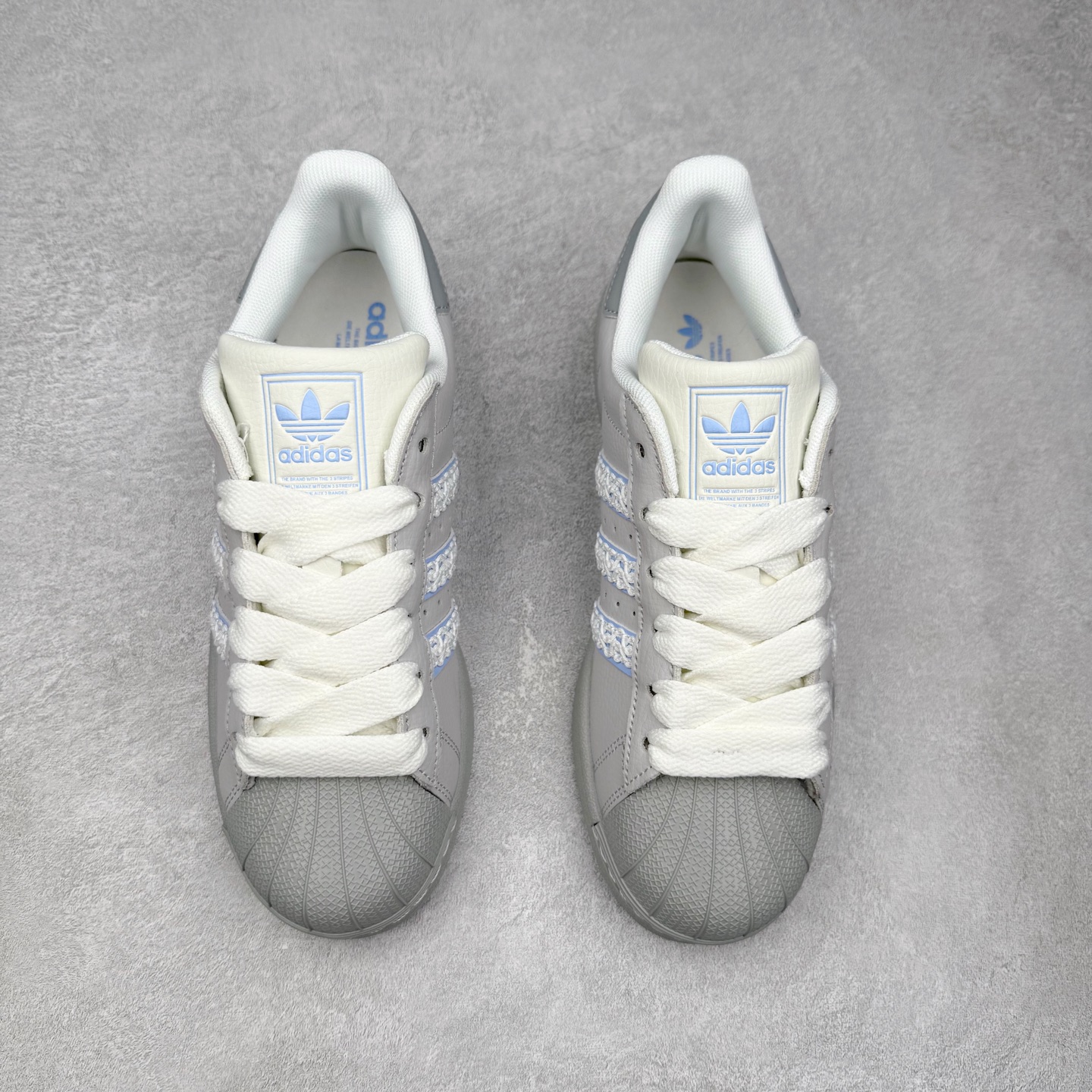 图片[2]-AD Originals Superstar 经典复古贝壳头板鞋 JQ8729 诞生于1969年 是第一双将全皮面鞋 身与橡胶鞋头结合在一起的低帮篮球鞋 Superstar最开始 是作为高帮篮球鞋Pro Model的低帮版本而出现的 但因为其独特和醒目的橡胶鞋头造型而让大家熟知 被大家形象地称为\\\”shelltoe\\\”贝壳头 在70年代的美国职业篮球场上 接近3/4的NBA球员都将这双Superstar作为场上用鞋 80年代之后 经过不断的改良和发展 Superstar逐渐成为横跨时装、音乐、街头文化、休闲和运动等各大领域的时尚潮鞋 尺码：36 36.5 37 38 38.5 39 40 40.5 41 42 42.5 43 44 44.5 45-选品中心