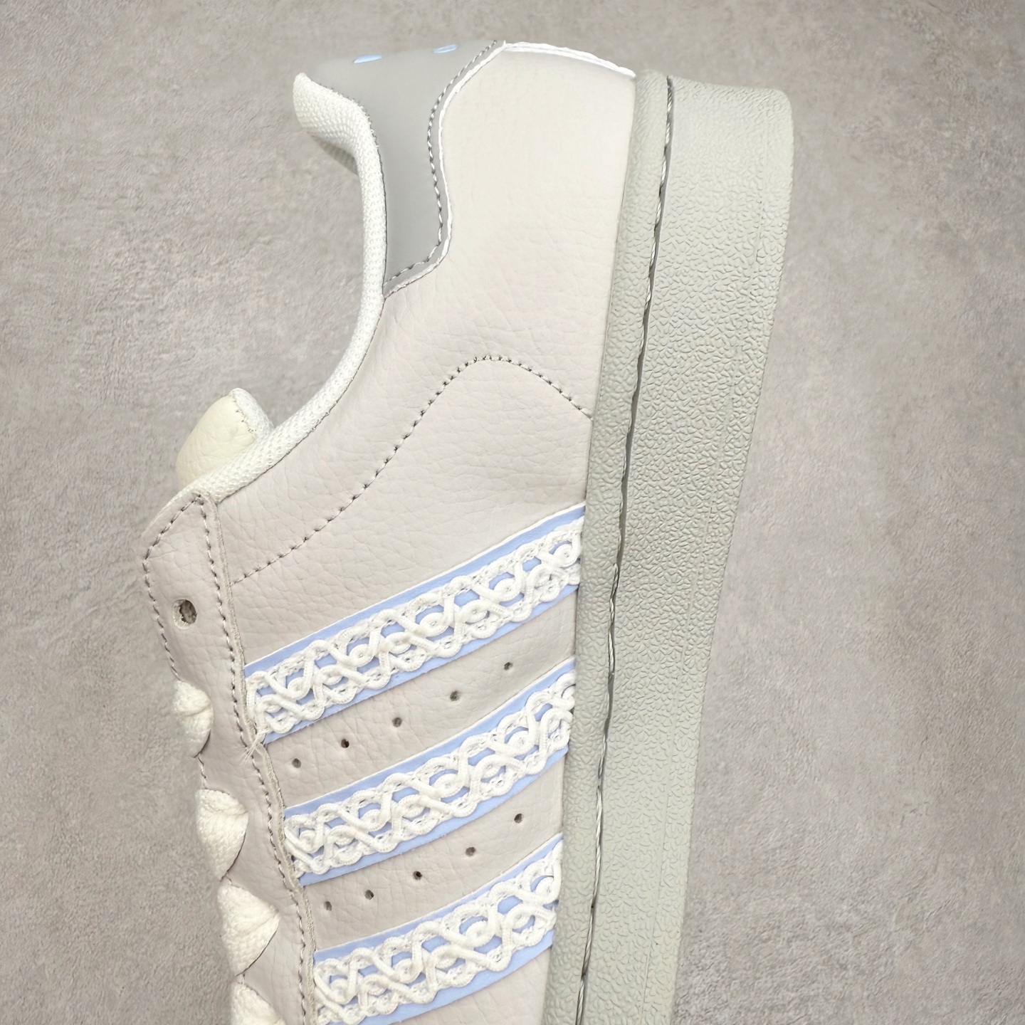 图片[7]-AD Originals Superstar 经典复古贝壳头板鞋 JQ8729 诞生于1969年 是第一双将全皮面鞋 身与橡胶鞋头结合在一起的低帮篮球鞋 Superstar最开始 是作为高帮篮球鞋Pro Model的低帮版本而出现的 但因为其独特和醒目的橡胶鞋头造型而让大家熟知 被大家形象地称为\\\”shelltoe\\\”贝壳头 在70年代的美国职业篮球场上 接近3/4的NBA球员都将这双Superstar作为场上用鞋 80年代之后 经过不断的改良和发展 Superstar逐渐成为横跨时装、音乐、街头文化、休闲和运动等各大领域的时尚潮鞋 尺码：36 36.5 37 38 38.5 39 40 40.5 41 42 42.5 43 44 44.5 45-选品中心