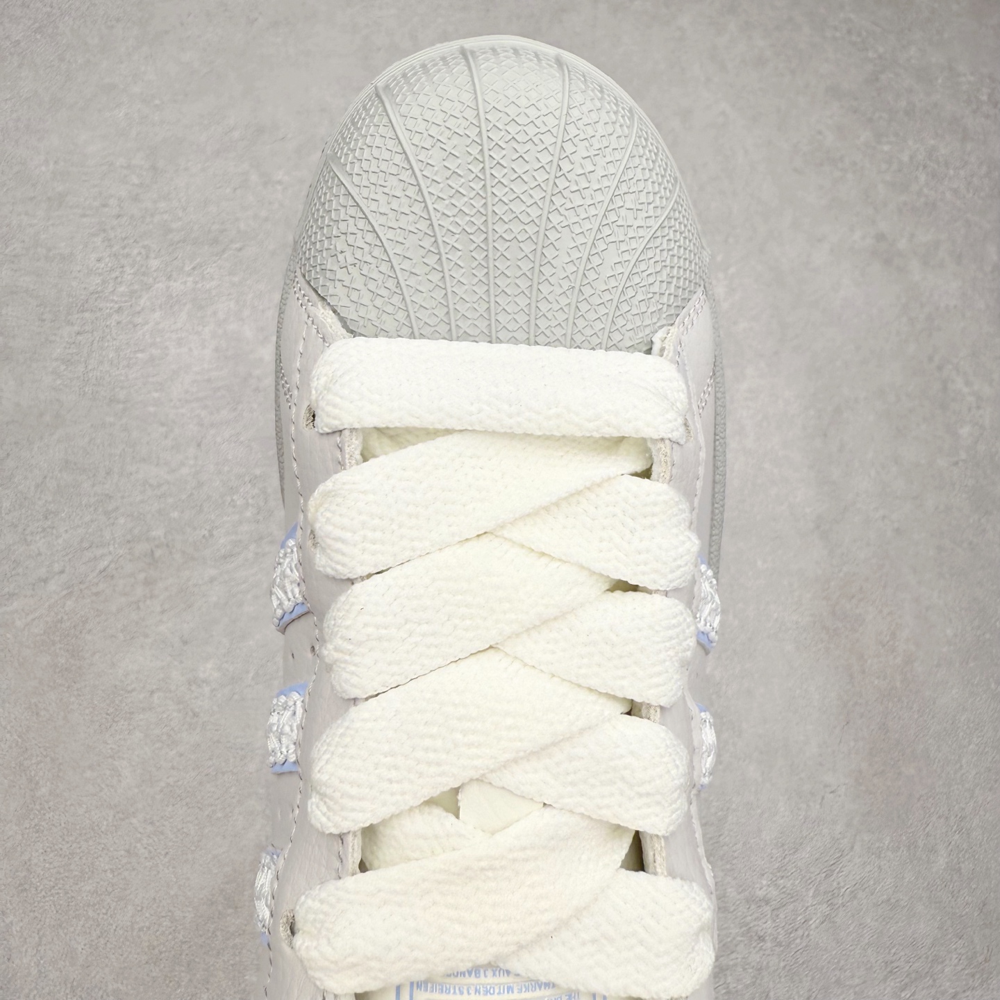 图片[4]-AD Originals Superstar 经典复古贝壳头板鞋 JQ8729 诞生于1969年 是第一双将全皮面鞋 身与橡胶鞋头结合在一起的低帮篮球鞋 Superstar最开始 是作为高帮篮球鞋Pro Model的低帮版本而出现的 但因为其独特和醒目的橡胶鞋头造型而让大家熟知 被大家形象地称为\\\”shelltoe\\\”贝壳头 在70年代的美国职业篮球场上 接近3/4的NBA球员都将这双Superstar作为场上用鞋 80年代之后 经过不断的改良和发展 Superstar逐渐成为横跨时装、音乐、街头文化、休闲和运动等各大领域的时尚潮鞋 尺码：36 36.5 37 38 38.5 39 40 40.5 41 42 42.5 43 44 44.5 45-选品中心