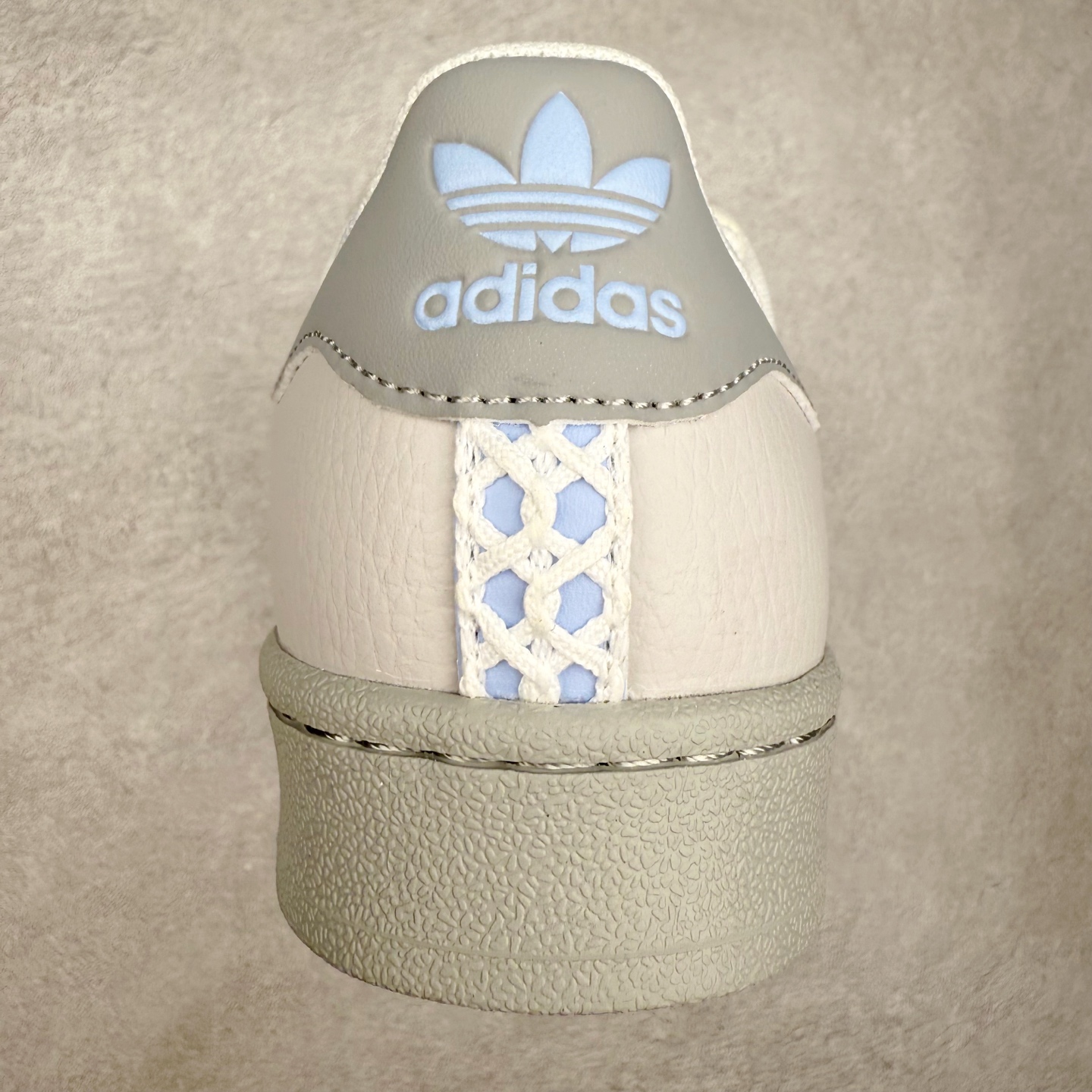 图片[8]-AD Originals Superstar 经典复古贝壳头板鞋 JQ8729 诞生于1969年 是第一双将全皮面鞋 身与橡胶鞋头结合在一起的低帮篮球鞋 Superstar最开始 是作为高帮篮球鞋Pro Model的低帮版本而出现的 但因为其独特和醒目的橡胶鞋头造型而让大家熟知 被大家形象地称为\\\”shelltoe\\\”贝壳头 在70年代的美国职业篮球场上 接近3/4的NBA球员都将这双Superstar作为场上用鞋 80年代之后 经过不断的改良和发展 Superstar逐渐成为横跨时装、音乐、街头文化、休闲和运动等各大领域的时尚潮鞋 尺码：36 36.5 37 38 38.5 39 40 40.5 41 42 42.5 43 44 44.5 45-选品中心