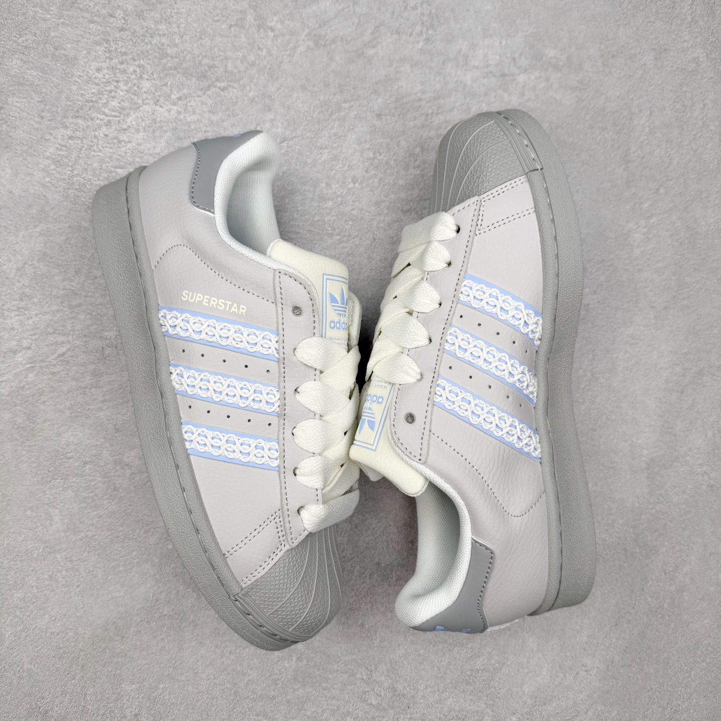 图片[3]-AD Originals Superstar 经典复古贝壳头板鞋 JQ8729 诞生于1969年 是第一双将全皮面鞋 身与橡胶鞋头结合在一起的低帮篮球鞋 Superstar最开始 是作为高帮篮球鞋Pro Model的低帮版本而出现的 但因为其独特和醒目的橡胶鞋头造型而让大家熟知 被大家形象地称为\\\”shelltoe\\\”贝壳头 在70年代的美国职业篮球场上 接近3/4的NBA球员都将这双Superstar作为场上用鞋 80年代之后 经过不断的改良和发展 Superstar逐渐成为横跨时装、音乐、街头文化、休闲和运动等各大领域的时尚潮鞋 尺码：36 36.5 37 38 38.5 39 40 40.5 41 42 42.5 43 44 44.5 45-选品中心