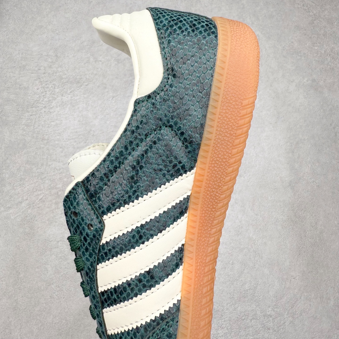 图片[7]-AD Original Samba OG 复古经典轻便板鞋 JR8848 口碑大厂出品 品控大底版型不断改良更新 全套原纸板楦头开发 确保原汁原味 完美呈现桑巴版型 一比一鞋头弧度高度鞋身弧度 此版本只针对中端市场 皮料材质有所更替 其他数据细节工艺流程均保持一致 绝不口嗨 细节品控鞋型随意对比 正确烫金高频细节 原装纳米超迁皮料 独家私模橡胶大底 原盒原配 这款桑巴鞋展示了高质量的工艺 带有装饰的超锁缝制和无缝的手感 柔软、柔软的皮革造型和标志性的3条纹完成了精致的外观 正规合身鞋带 鞋面上有绒面鞋垫 橡胶鞋底 享受正畸套筒软感 自50年代首次亮相以来就一直在赢得粉丝的青睐 尺码：35.5 36 36.5 37.5 38 38.5 39 40 40.5 41 42 42.5 43 44 44.5 45-选品中心