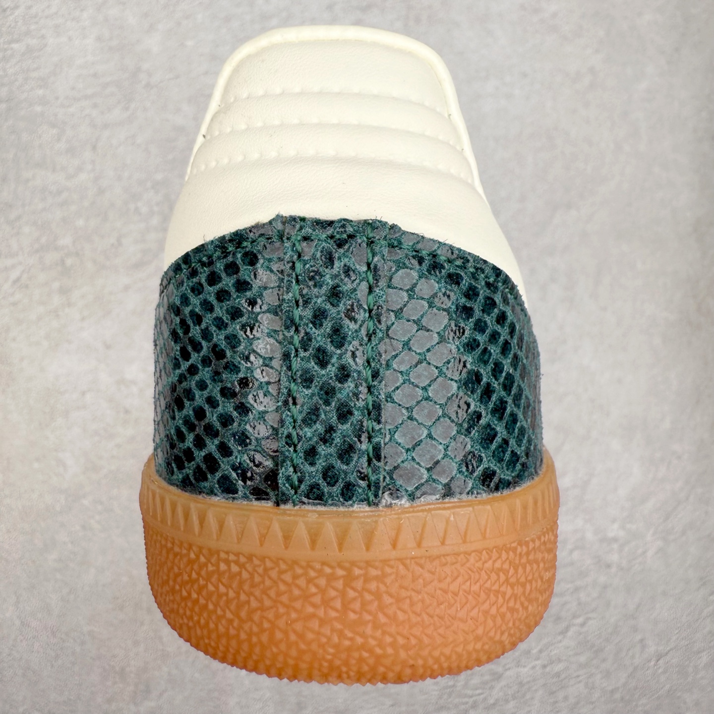 图片[8]-AD Original Samba OG 复古经典轻便板鞋 JR8848 口碑大厂出品 品控大底版型不断改良更新 全套原纸板楦头开发 确保原汁原味 完美呈现桑巴版型 一比一鞋头弧度高度鞋身弧度 此版本只针对中端市场 皮料材质有所更替 其他数据细节工艺流程均保持一致 绝不口嗨 细节品控鞋型随意对比 正确烫金高频细节 原装纳米超迁皮料 独家私模橡胶大底 原盒原配 这款桑巴鞋展示了高质量的工艺 带有装饰的超锁缝制和无缝的手感 柔软、柔软的皮革造型和标志性的3条纹完成了精致的外观 正规合身鞋带 鞋面上有绒面鞋垫 橡胶鞋底 享受正畸套筒软感 自50年代首次亮相以来就一直在赢得粉丝的青睐 尺码：35.5 36 36.5 37.5 38 38.5 39 40 40.5 41 42 42.5 43 44 44.5 45-选品中心