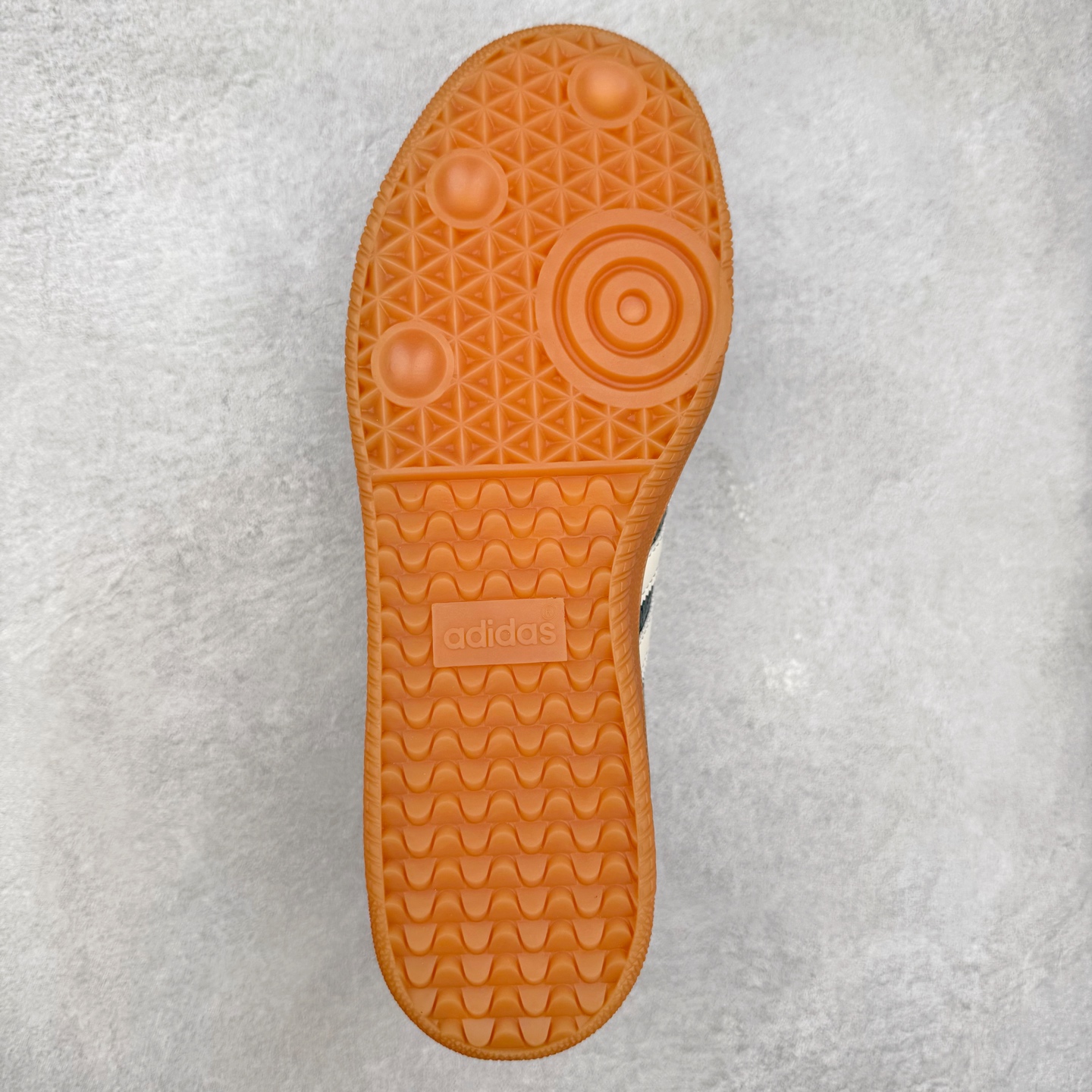 图片[9]-AD Original Samba OG 复古经典轻便板鞋 JR8848 口碑大厂出品 品控大底版型不断改良更新 全套原纸板楦头开发 确保原汁原味 完美呈现桑巴版型 一比一鞋头弧度高度鞋身弧度 此版本只针对中端市场 皮料材质有所更替 其他数据细节工艺流程均保持一致 绝不口嗨 细节品控鞋型随意对比 正确烫金高频细节 原装纳米超迁皮料 独家私模橡胶大底 原盒原配 这款桑巴鞋展示了高质量的工艺 带有装饰的超锁缝制和无缝的手感 柔软、柔软的皮革造型和标志性的3条纹完成了精致的外观 正规合身鞋带 鞋面上有绒面鞋垫 橡胶鞋底 享受正畸套筒软感 自50年代首次亮相以来就一直在赢得粉丝的青睐 尺码：35.5 36 36.5 37.5 38 38.5 39 40 40.5 41 42 42.5 43 44 44.5 45-选品中心