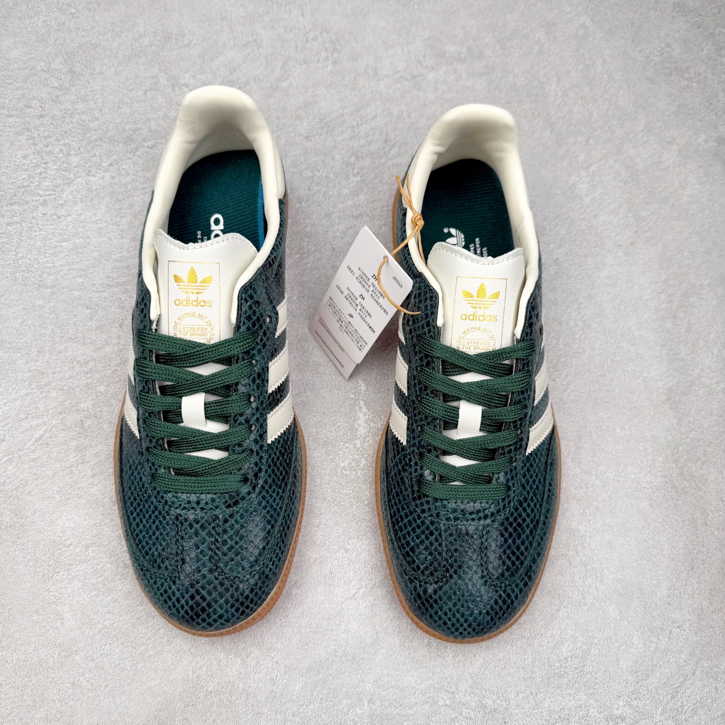 图片[2]-AD Original Samba OG 复古经典轻便板鞋 JR8848 口碑大厂出品 品控大底版型不断改良更新 全套原纸板楦头开发 确保原汁原味 完美呈现桑巴版型 一比一鞋头弧度高度鞋身弧度 此版本只针对中端市场 皮料材质有所更替 其他数据细节工艺流程均保持一致 绝不口嗨 细节品控鞋型随意对比 正确烫金高频细节 原装纳米超迁皮料 独家私模橡胶大底 原盒原配 这款桑巴鞋展示了高质量的工艺 带有装饰的超锁缝制和无缝的手感 柔软、柔软的皮革造型和标志性的3条纹完成了精致的外观 正规合身鞋带 鞋面上有绒面鞋垫 橡胶鞋底 享受正畸套筒软感 自50年代首次亮相以来就一直在赢得粉丝的青睐 尺码：35.5 36 36.5 37.5 38 38.5 39 40 40.5 41 42 42.5 43 44 44.5 45-选品中心