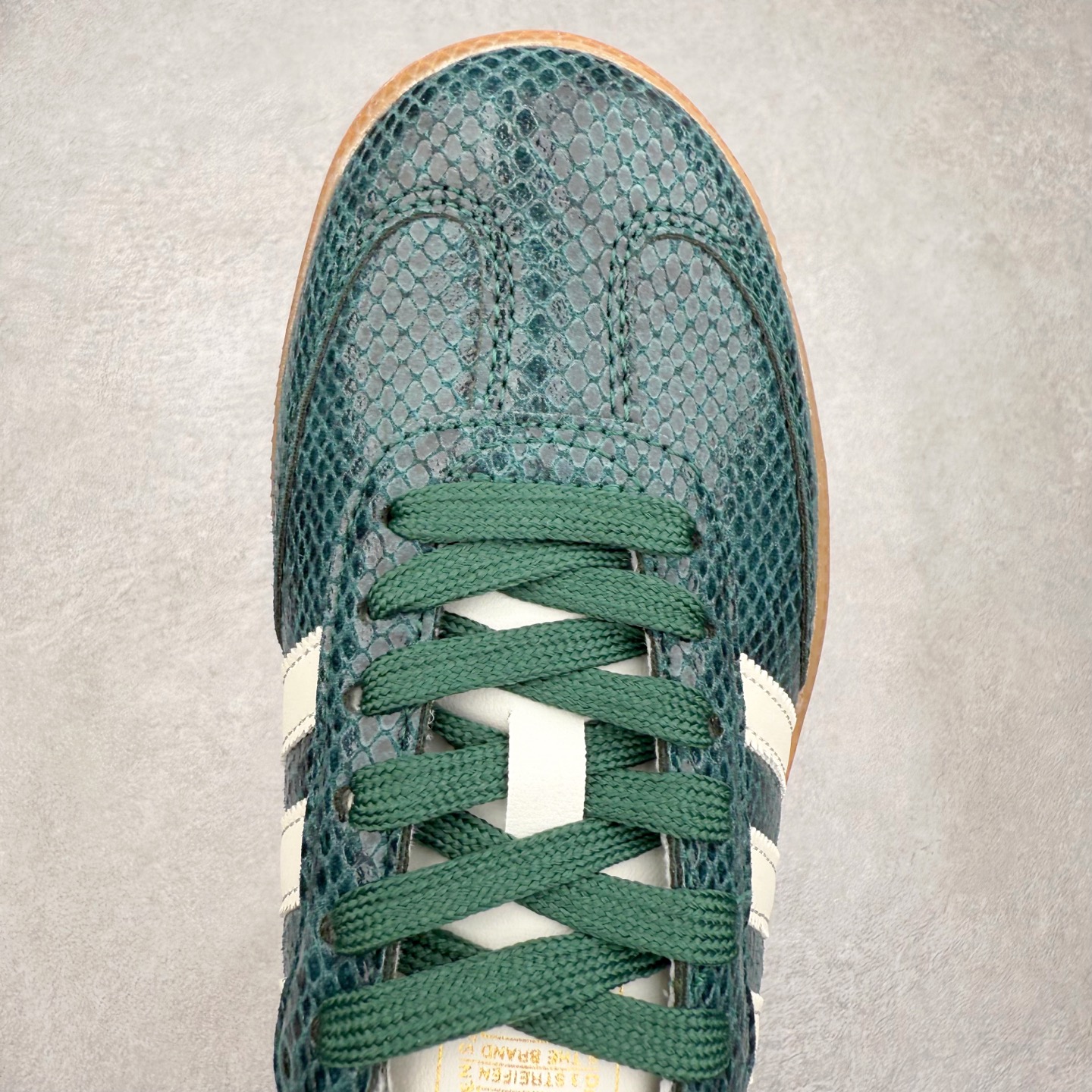 图片[4]-AD Original Samba OG 复古经典轻便板鞋 JR8848 口碑大厂出品 品控大底版型不断改良更新 全套原纸板楦头开发 确保原汁原味 完美呈现桑巴版型 一比一鞋头弧度高度鞋身弧度 此版本只针对中端市场 皮料材质有所更替 其他数据细节工艺流程均保持一致 绝不口嗨 细节品控鞋型随意对比 正确烫金高频细节 原装纳米超迁皮料 独家私模橡胶大底 原盒原配 这款桑巴鞋展示了高质量的工艺 带有装饰的超锁缝制和无缝的手感 柔软、柔软的皮革造型和标志性的3条纹完成了精致的外观 正规合身鞋带 鞋面上有绒面鞋垫 橡胶鞋底 享受正畸套筒软感 自50年代首次亮相以来就一直在赢得粉丝的青睐 尺码：35.5 36 36.5 37.5 38 38.5 39 40 40.5 41 42 42.5 43 44 44.5 45-选品中心