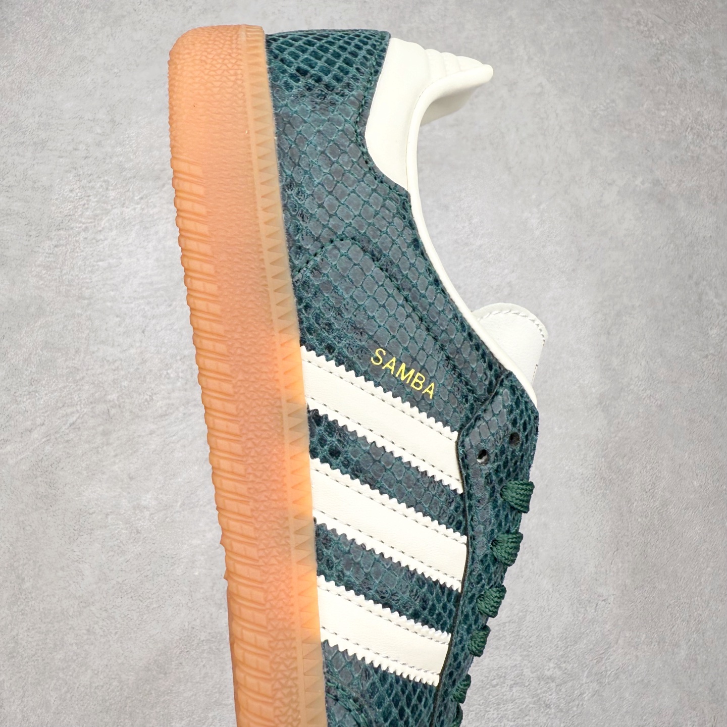 图片[6]-AD Original Samba OG 复古经典轻便板鞋 JR8848 口碑大厂出品 品控大底版型不断改良更新 全套原纸板楦头开发 确保原汁原味 完美呈现桑巴版型 一比一鞋头弧度高度鞋身弧度 此版本只针对中端市场 皮料材质有所更替 其他数据细节工艺流程均保持一致 绝不口嗨 细节品控鞋型随意对比 正确烫金高频细节 原装纳米超迁皮料 独家私模橡胶大底 原盒原配 这款桑巴鞋展示了高质量的工艺 带有装饰的超锁缝制和无缝的手感 柔软、柔软的皮革造型和标志性的3条纹完成了精致的外观 正规合身鞋带 鞋面上有绒面鞋垫 橡胶鞋底 享受正畸套筒软感 自50年代首次亮相以来就一直在赢得粉丝的青睐 尺码：35.5 36 36.5 37.5 38 38.5 39 40 40.5 41 42 42.5 43 44 44.5 45-选品中心